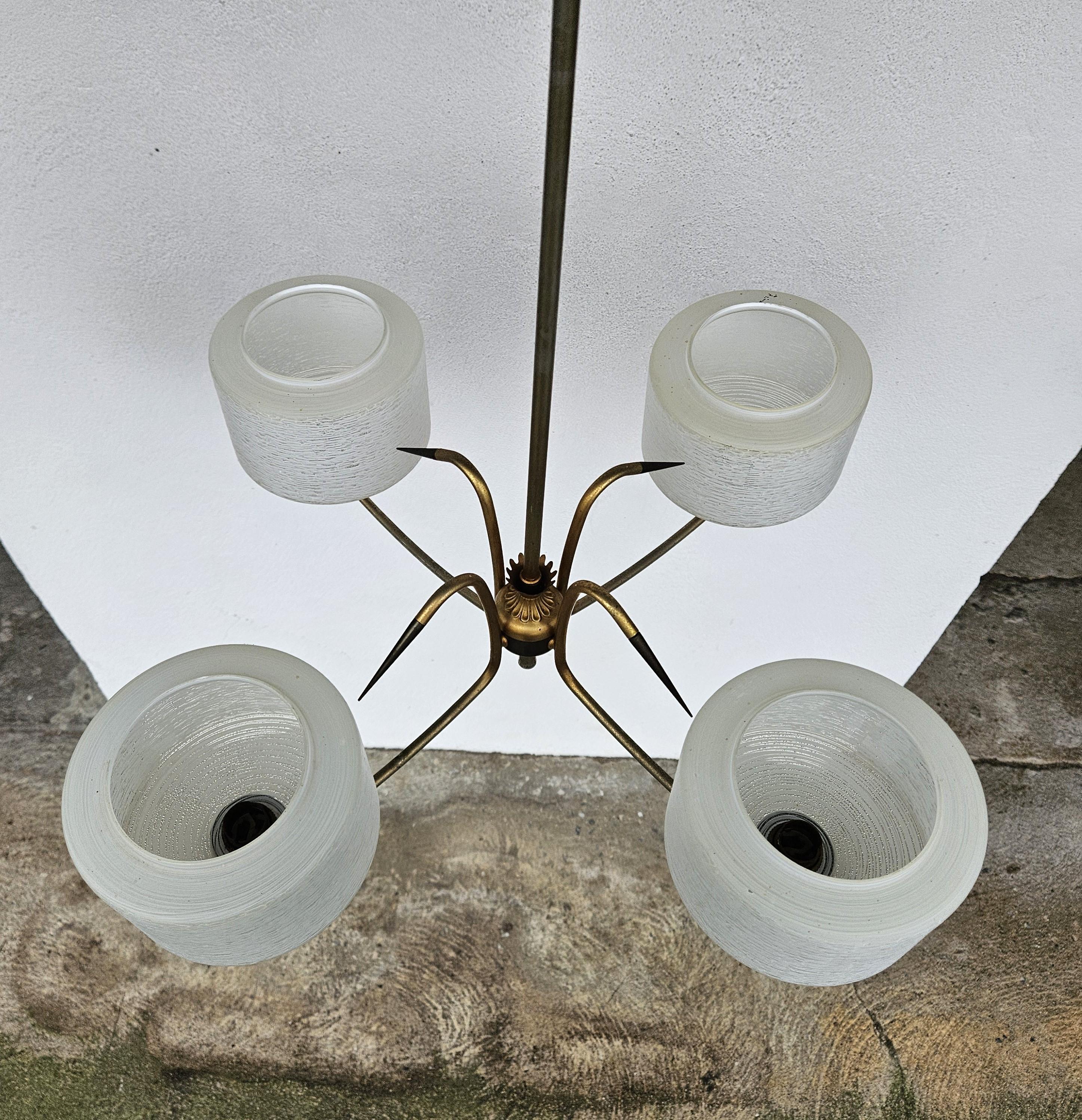 Ottone Lampadario atomico francese di metà secolo in ottone e vetro in vendita