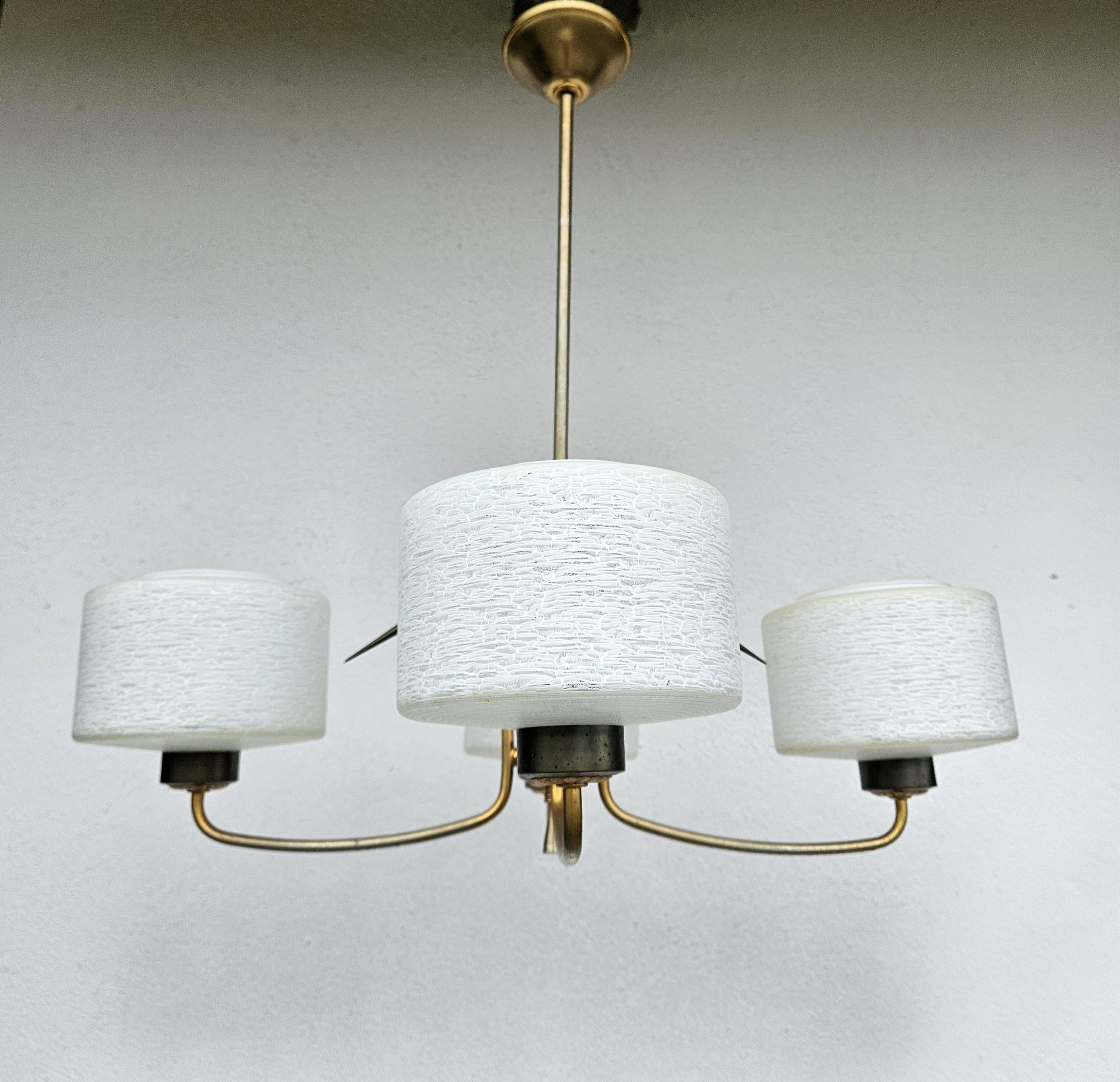 Mid-Century moderno Lampadario atomico francese di metà secolo in ottone e vetro in vendita