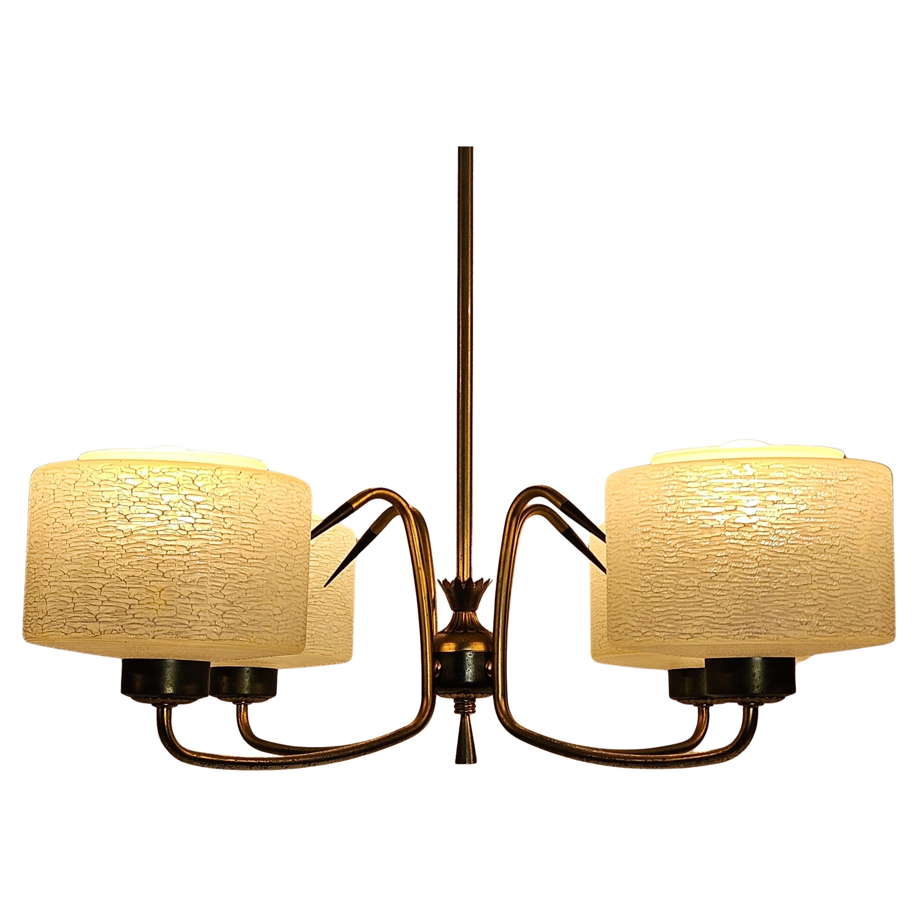 Lampadario atomico classico di metà secolo in ottone e vetro degli anni '50
4 occhiali strutturali rotondi e bianchi emettono una bellissima luce.
Poggiano su un raffinato telaio per lampade con applicazioni tipiche in ottone dorato e punte