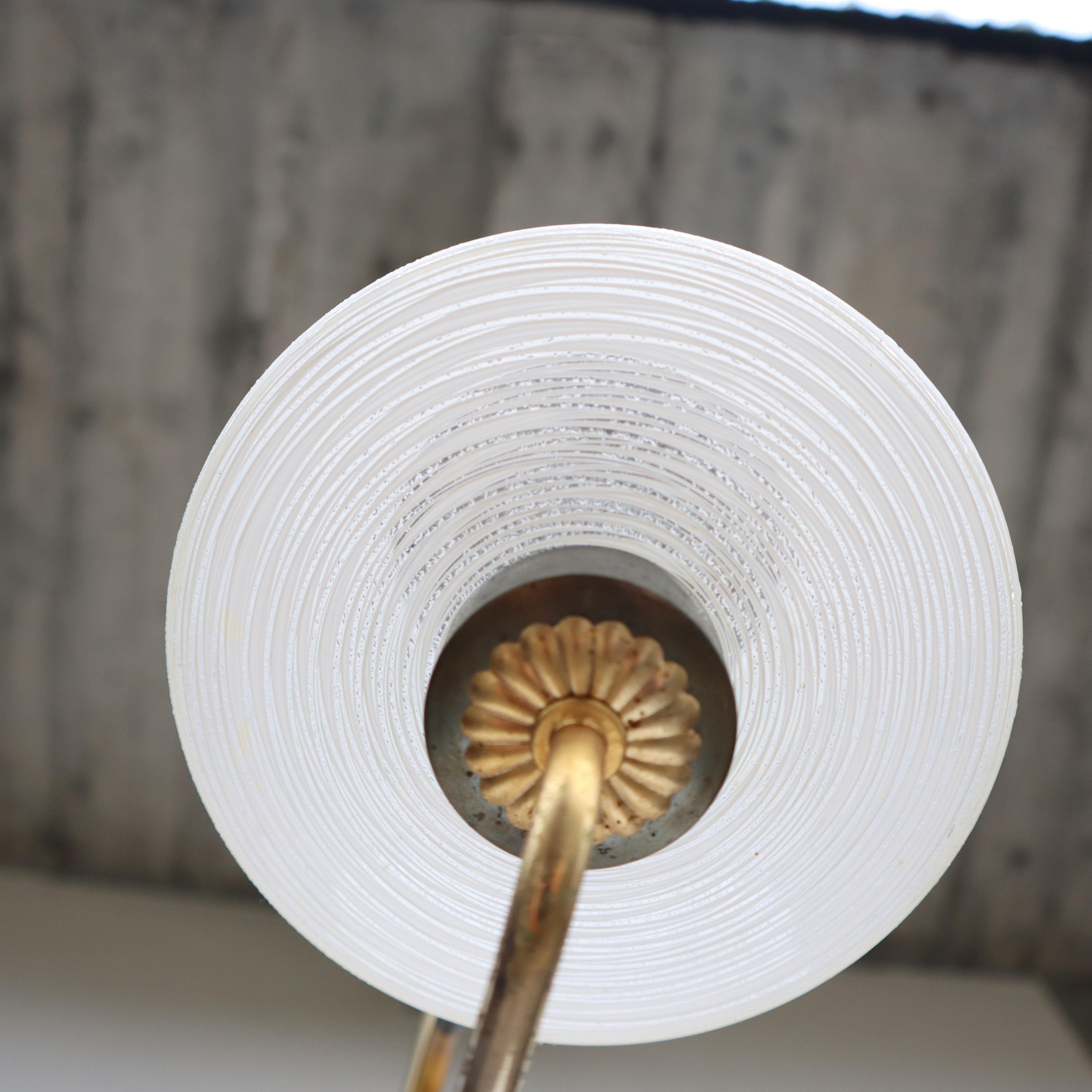 Lampadario atomico francese di metà secolo in ottone e vetro in vendita 5