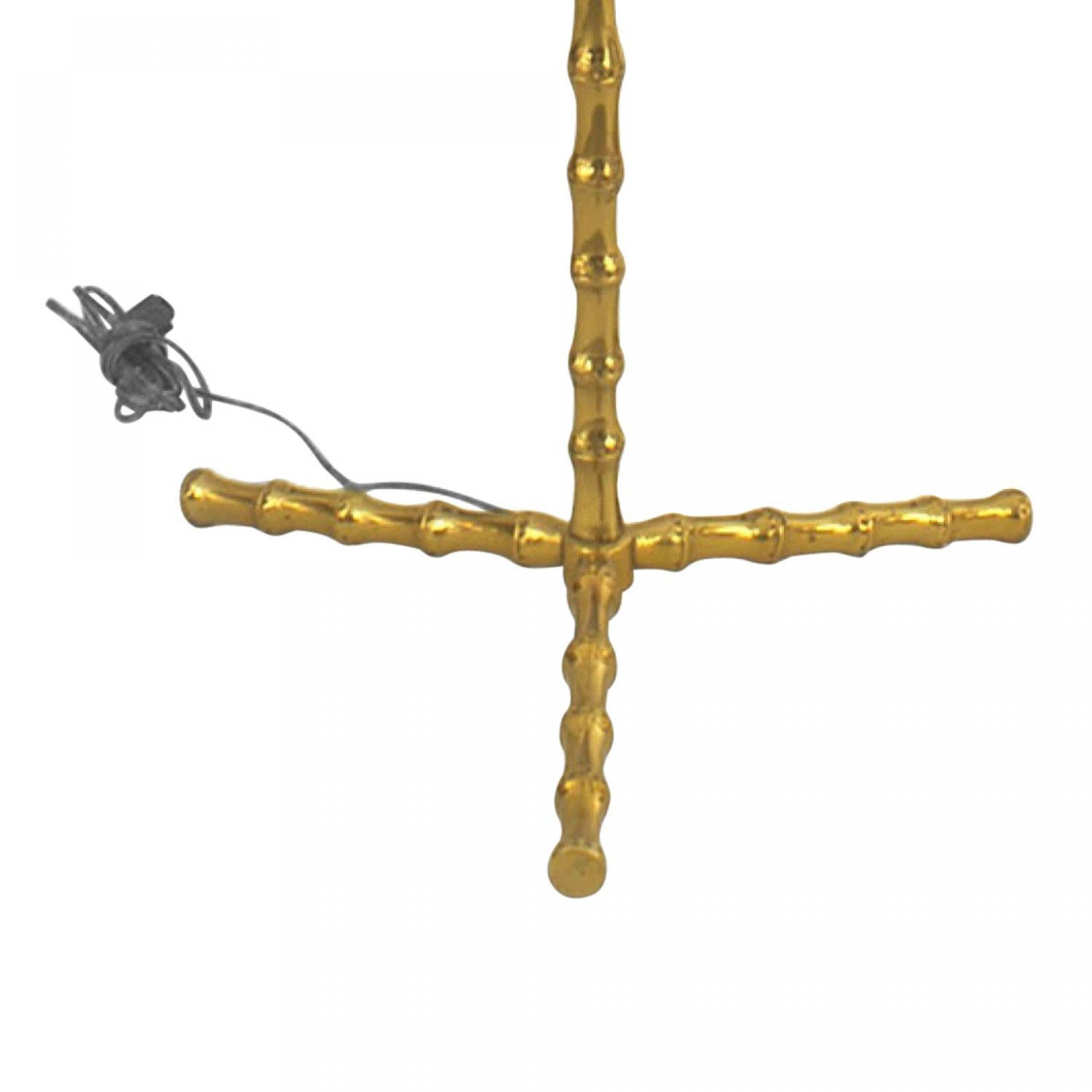 Lampadaire en faux bambou en bronze doré des années 50 reposant sur 3 pieds (dans le style de BAGUES)