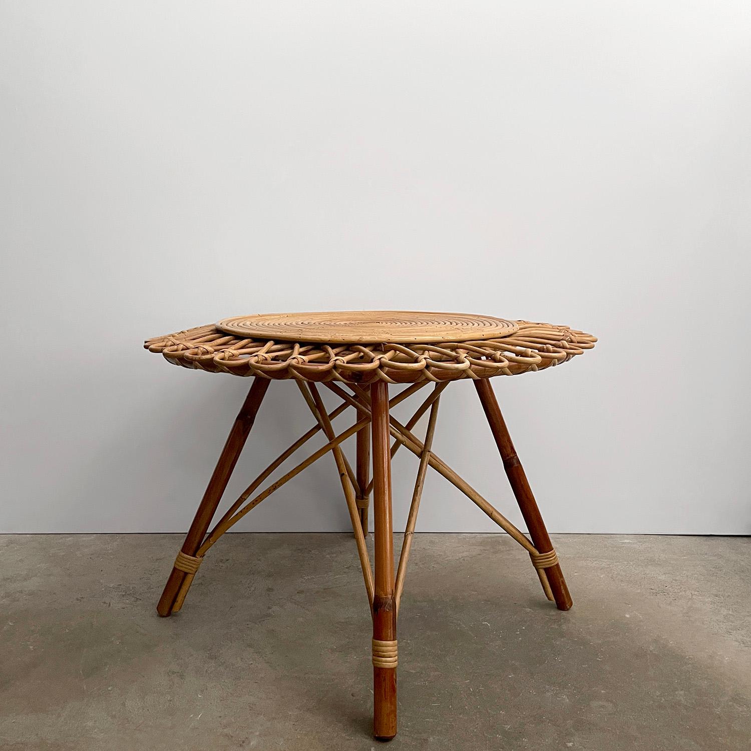 Mesa baja francesa de bambú y ratán de mediados de siglo en venta 9