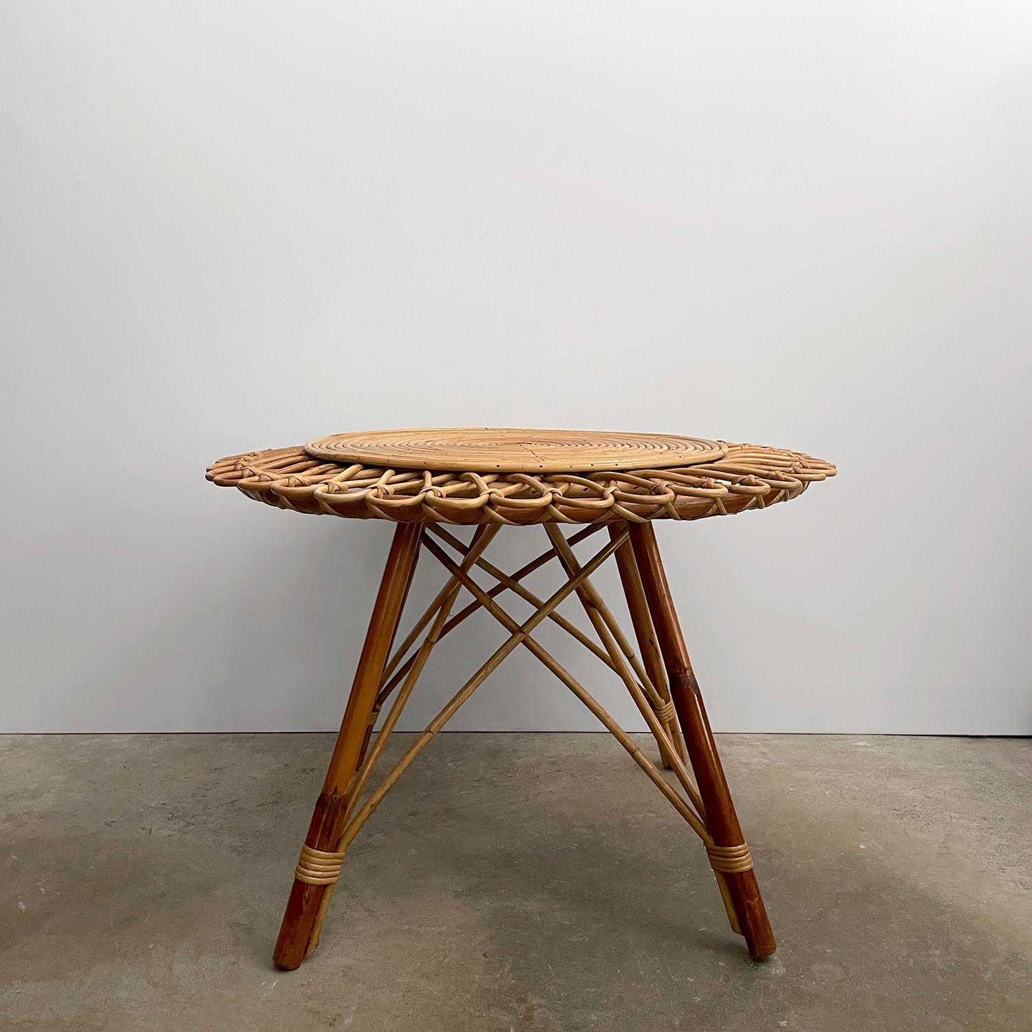 Mesa baja francesa de bambú y ratán de mediados de siglo en venta 10