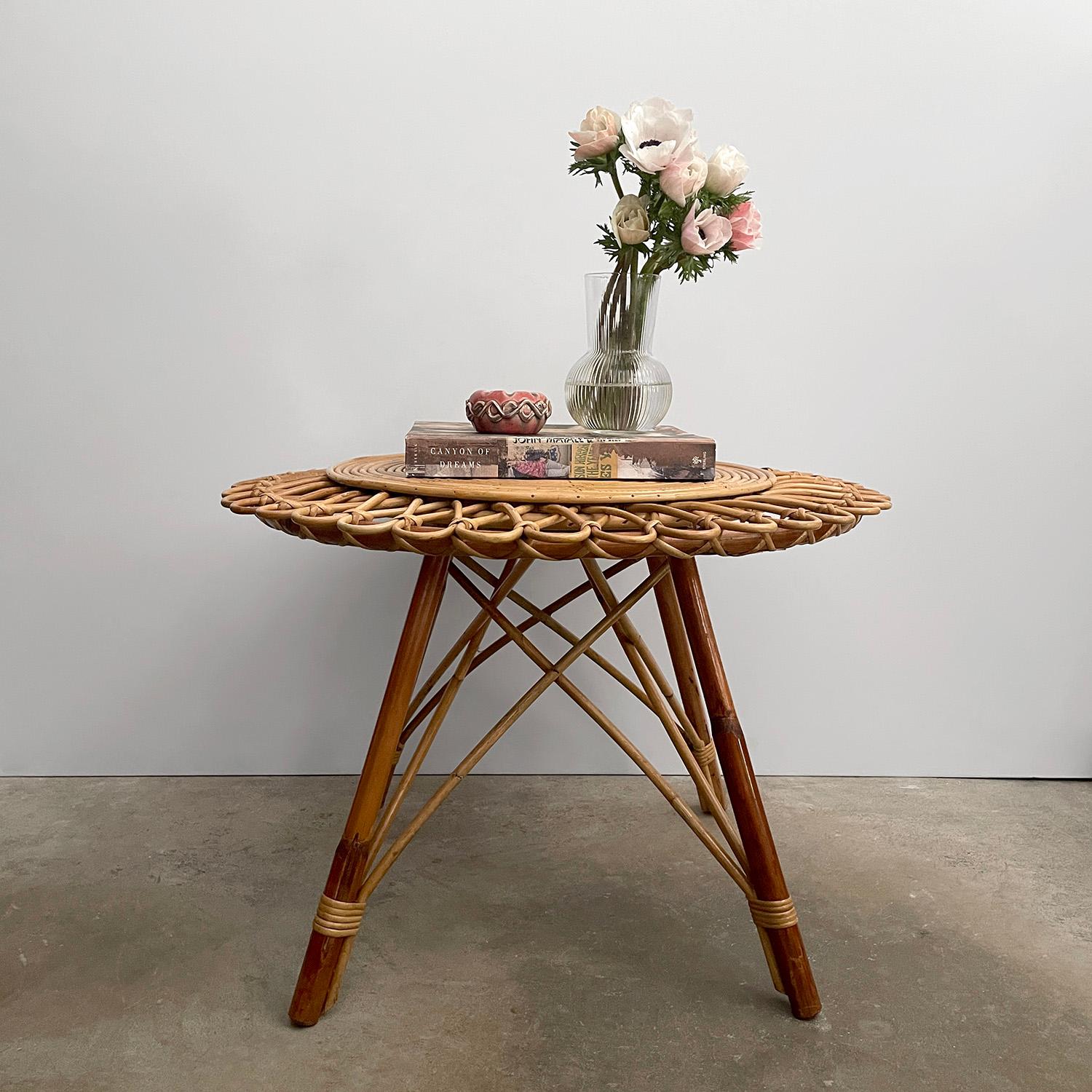 Mesa de centro francesa de bambú y ratán de mediados de siglo
Francia, mediados de siglo 
Pieza artesanal hecha a mano
En esta mesa todo gira en torno a los detalles
Las patas y el marco de bambú proporcionan el soporte para esta obra de arte
Las