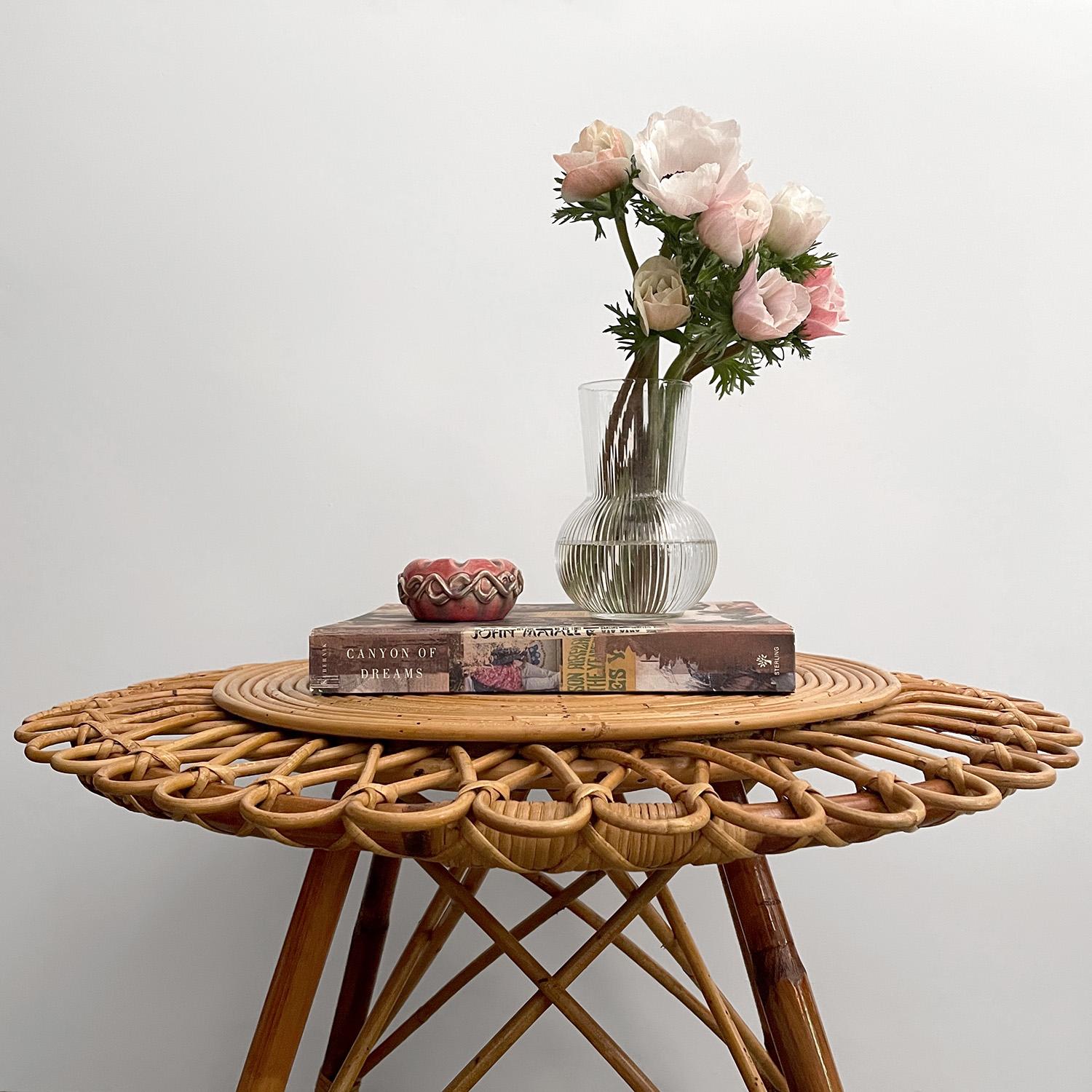 Mesa baja francesa de bambú y ratán de mediados de siglo Francés en venta