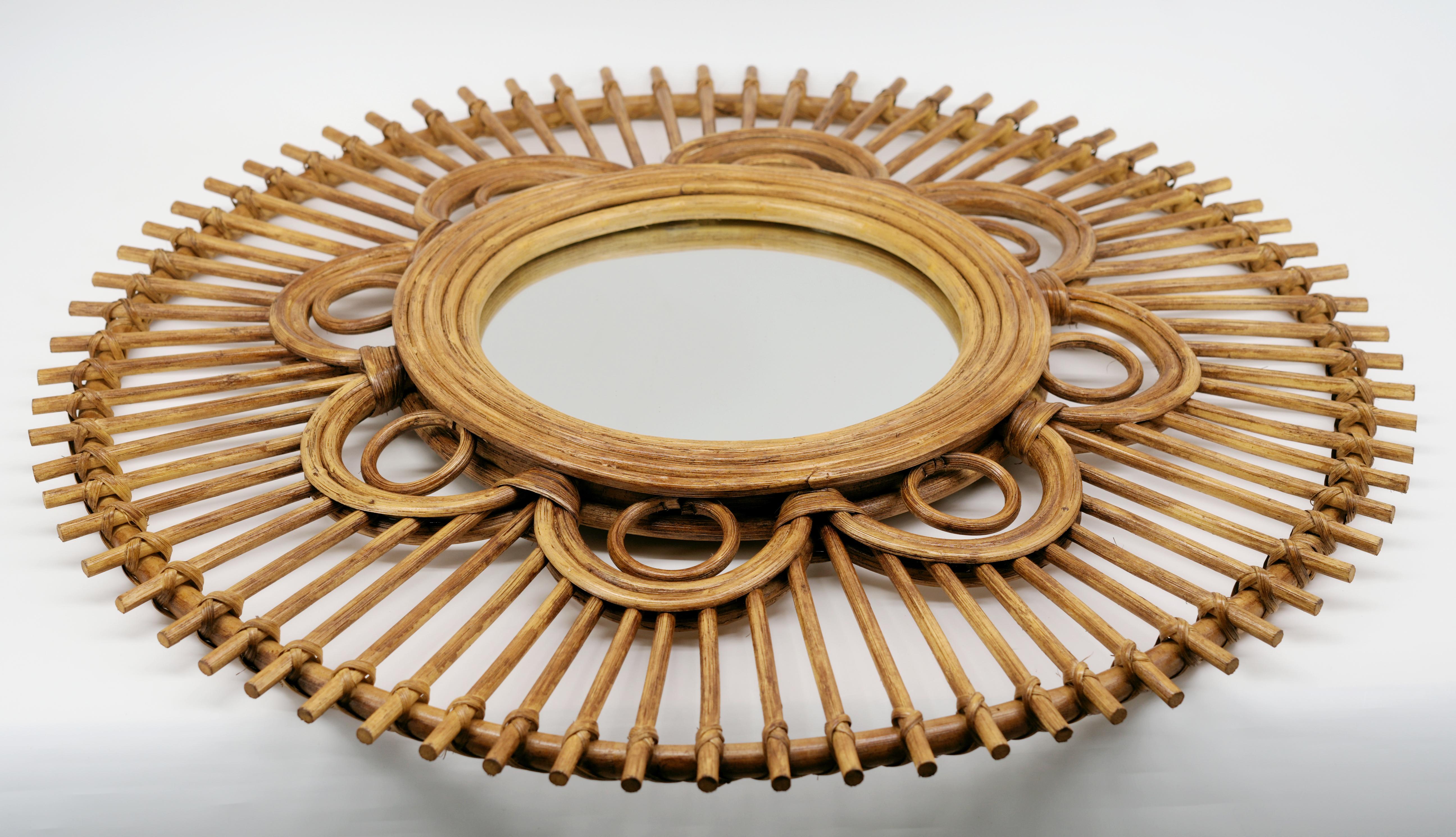 French Mid-Century Bamboo & Rattan Flower Wall Mirror, 1950s  In Good Condition For Sale In Saint-Amans-des-Cots, FR