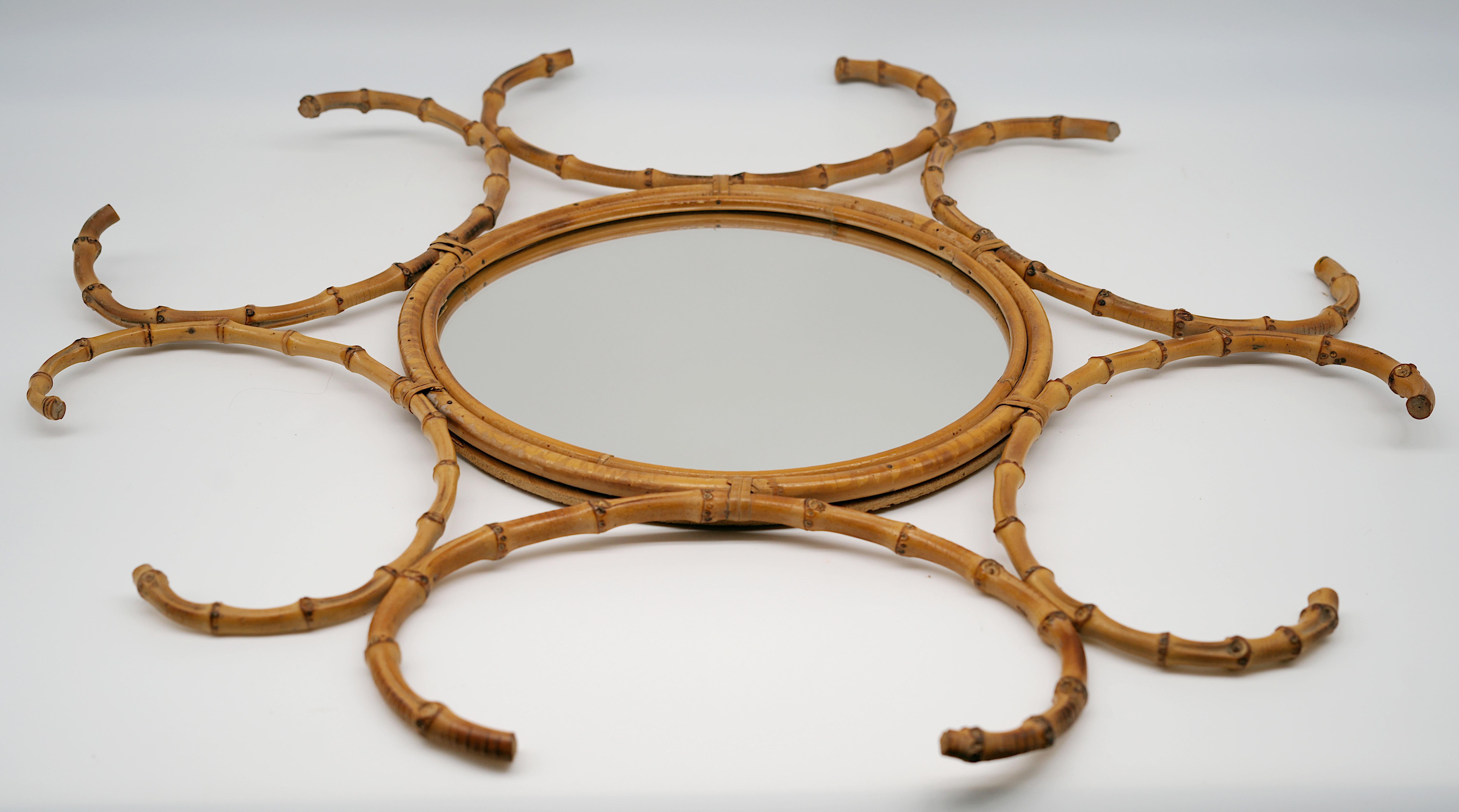 Specchio da parete francese di metà secolo di Louis Sognot, Francia. Specchio in bambù autentico degli anni '50 con una decorazione solare molto originale. Specchio originale in ottime condizioni. Misure: Altezza: 1