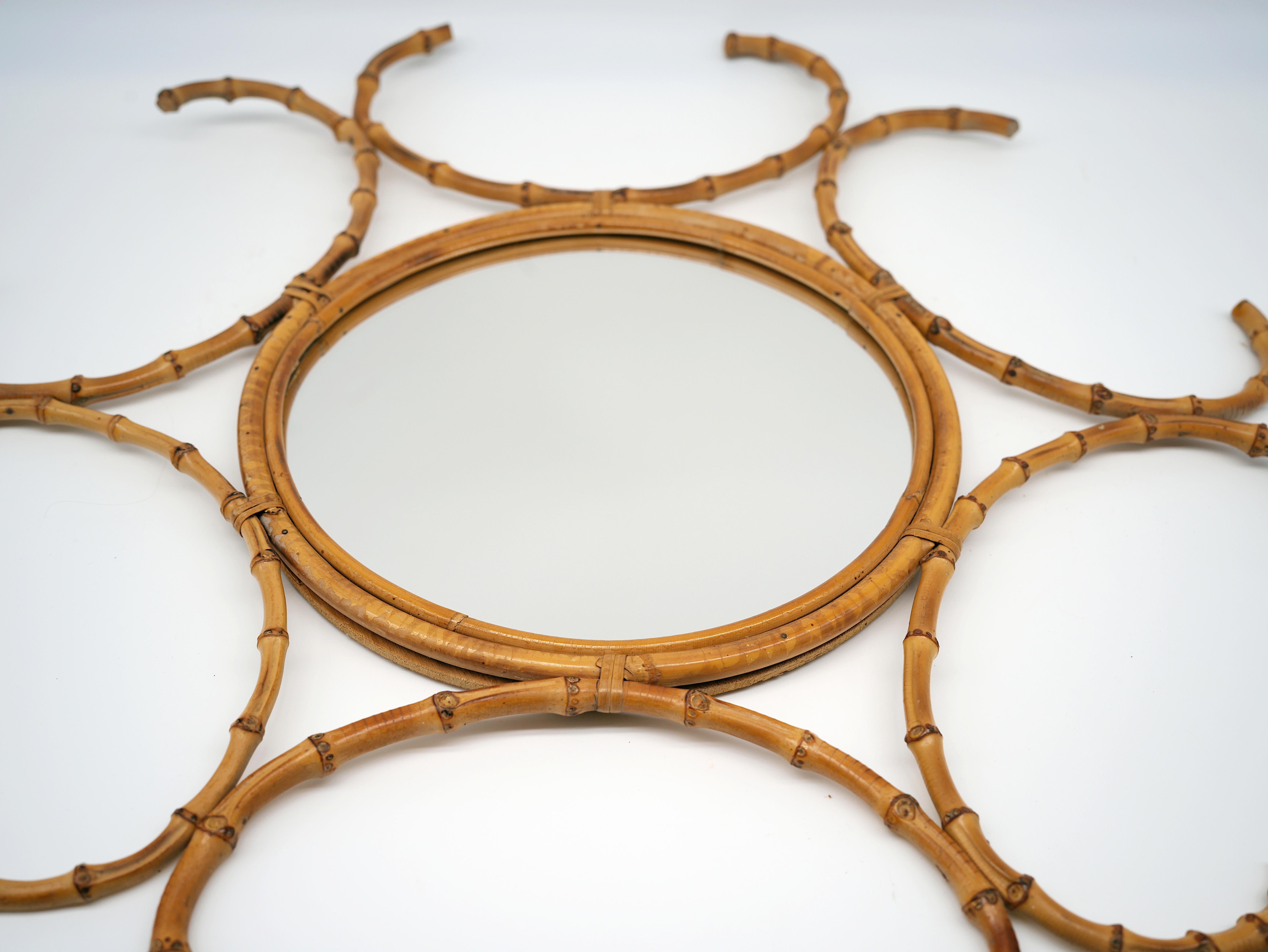 Specchio da parete in bambù francese del metà secolo 1950 in vendita 1