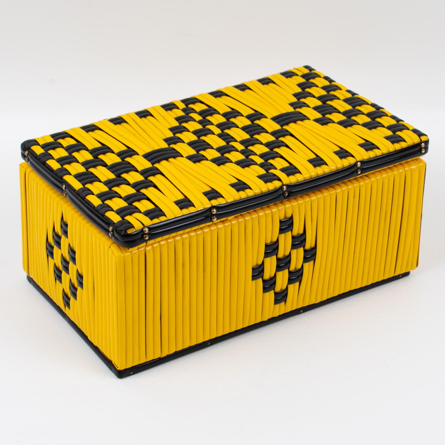 This lovely 1950s French decorative lidded box features a bright yellow vinyl plastic scooby or craft lace (in French scoubidou) with black contrast thread with a stunning geometric design on all faces. There is no visible maker's mark.
Good