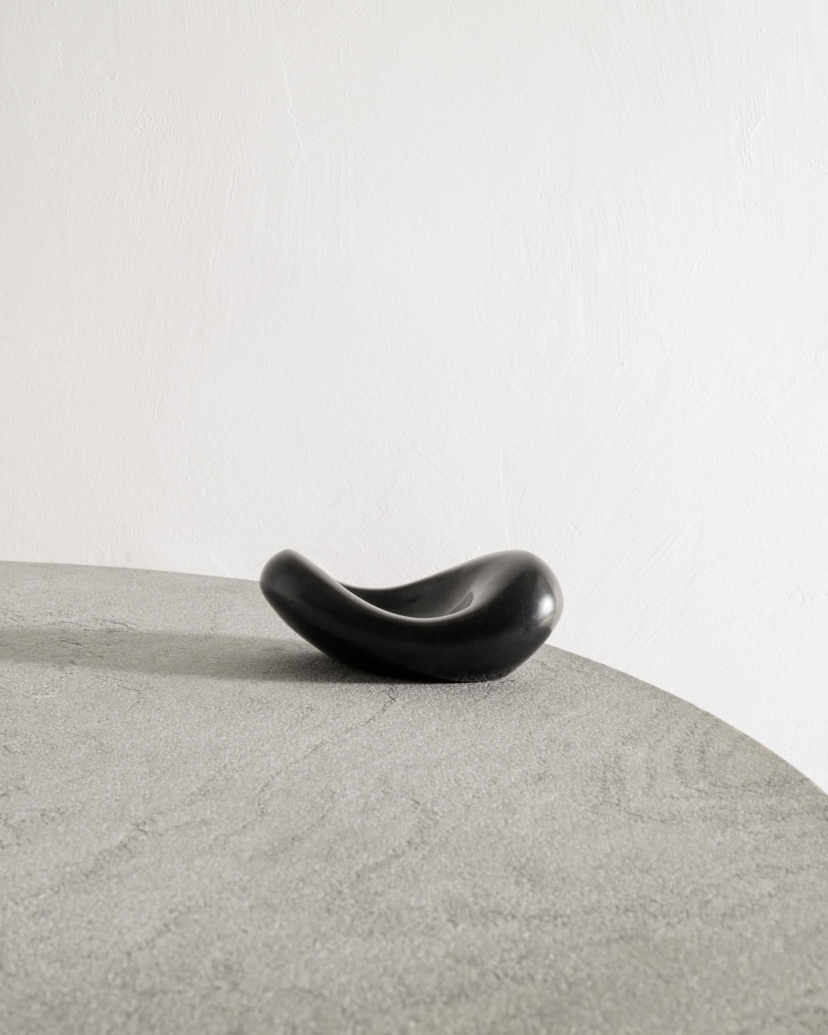 Rarissima ciotola in gres francese di metà secolo in ceramica smaltata nera di Georges Jouve prodotta per Steph Simon Paris, anni Cinquanta. In buone condizioni originali e firmato dall'artista. 

Dimensioni: H: 7 cm / 2.75