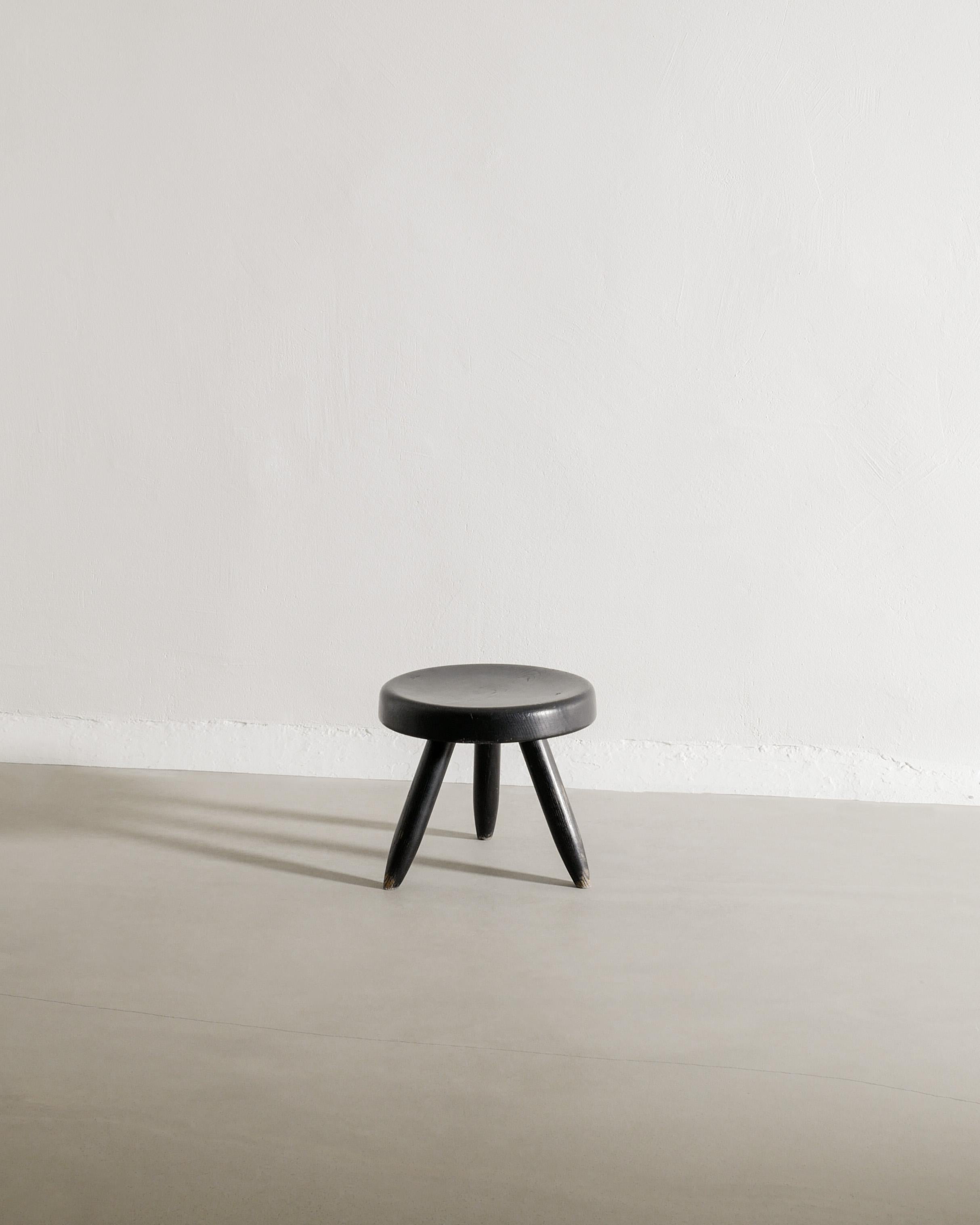 Raro sgabello basso francese di metà secolo in legno di frassino tinto nero di Charlotte Perriand per A. Simon Paris, anni '50. In buone condizioni originali con una bella patina. 

Dimensioni: H: 27 cm / 10,85