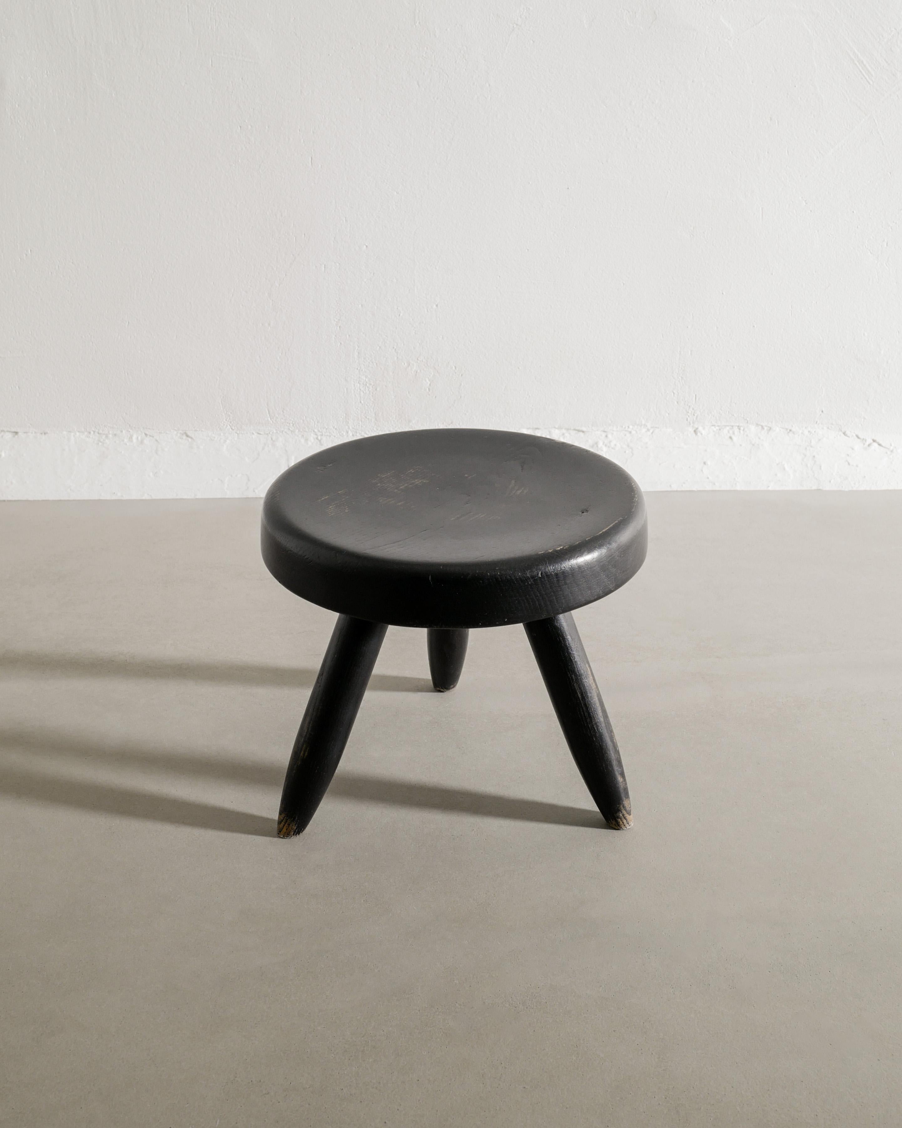 Sgabello basso in legno nero Berger di Charlotte Perriand, 1950 In condizioni buone in vendita a Stockholm, SE