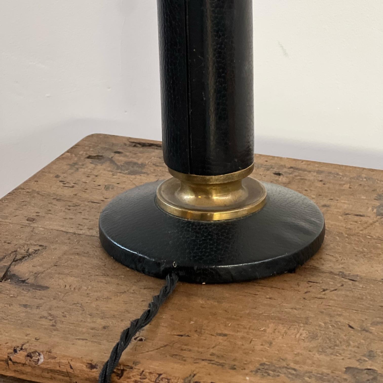 French Mid-Century Black Leather and Brass Table Lamp In Good Condition For Sale In London, GB