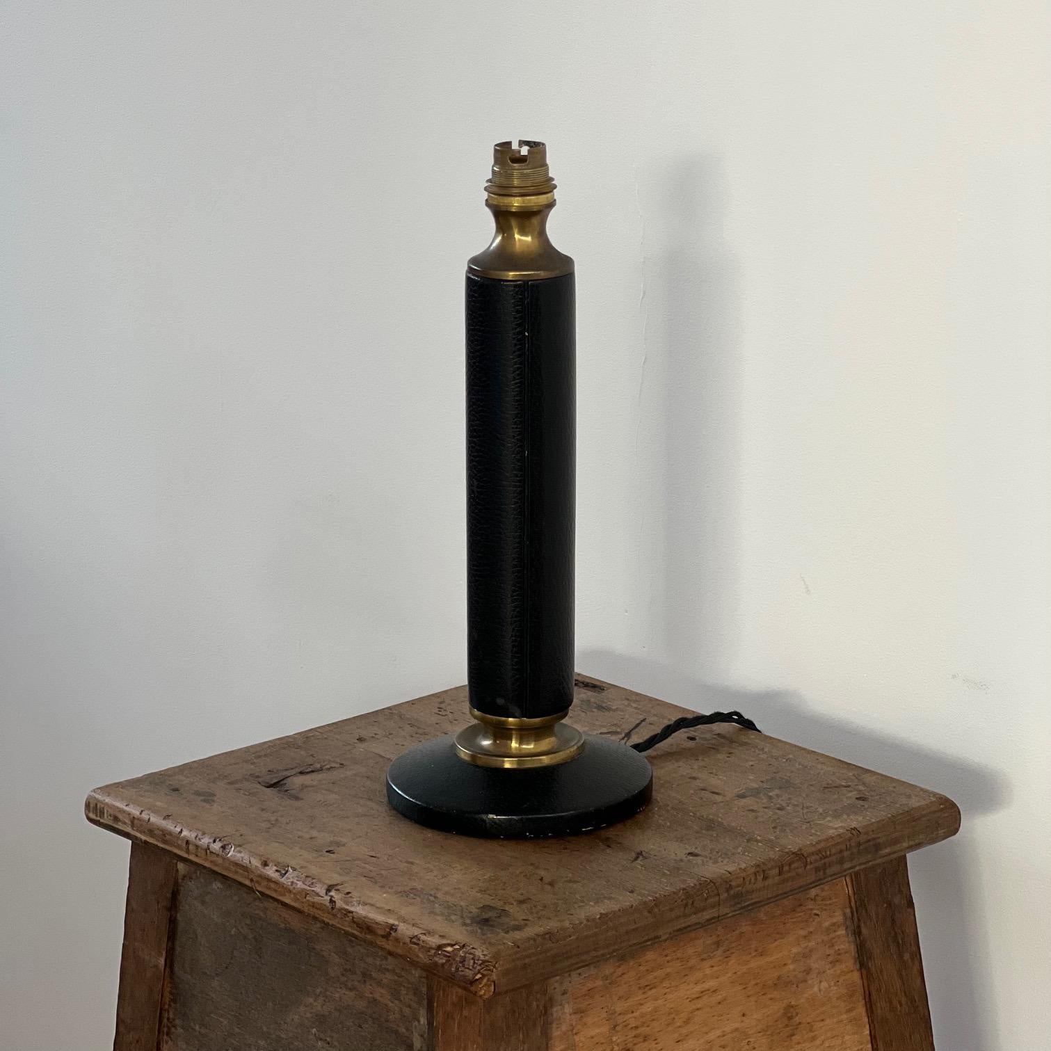 French Mid-Century Black Leather and Brass Table Lamp For Sale 4