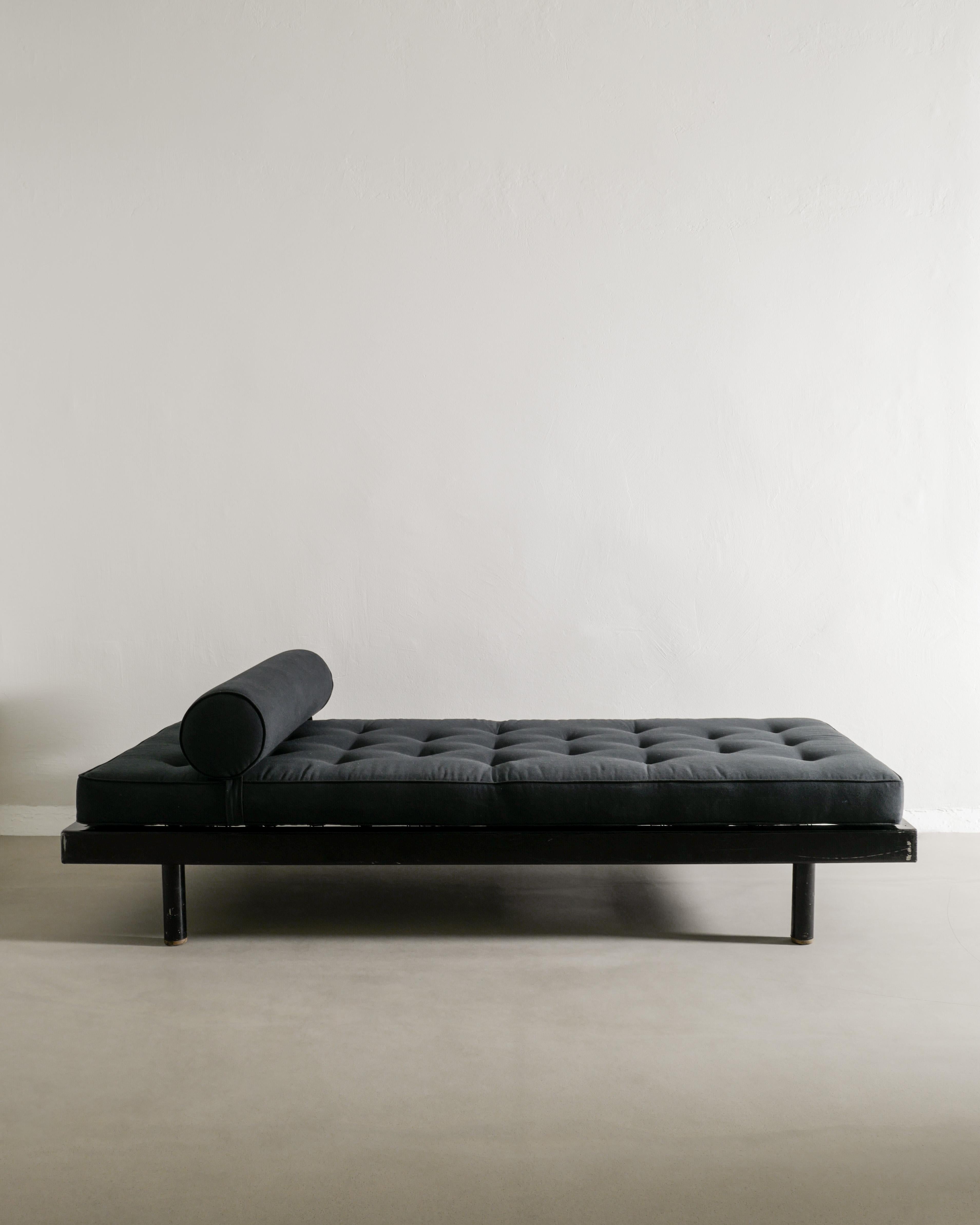Rare lit de jour S.C.A.L. No. 450 en métal laqué noir et tissu assorti de Jean Prouvé produit par les Ateliers Jean Prouvé, années 1950. Le propriétaire précédent l'avait acheté à la Galerie Downtown / Francois Laffanour à Paris avant que nous ne