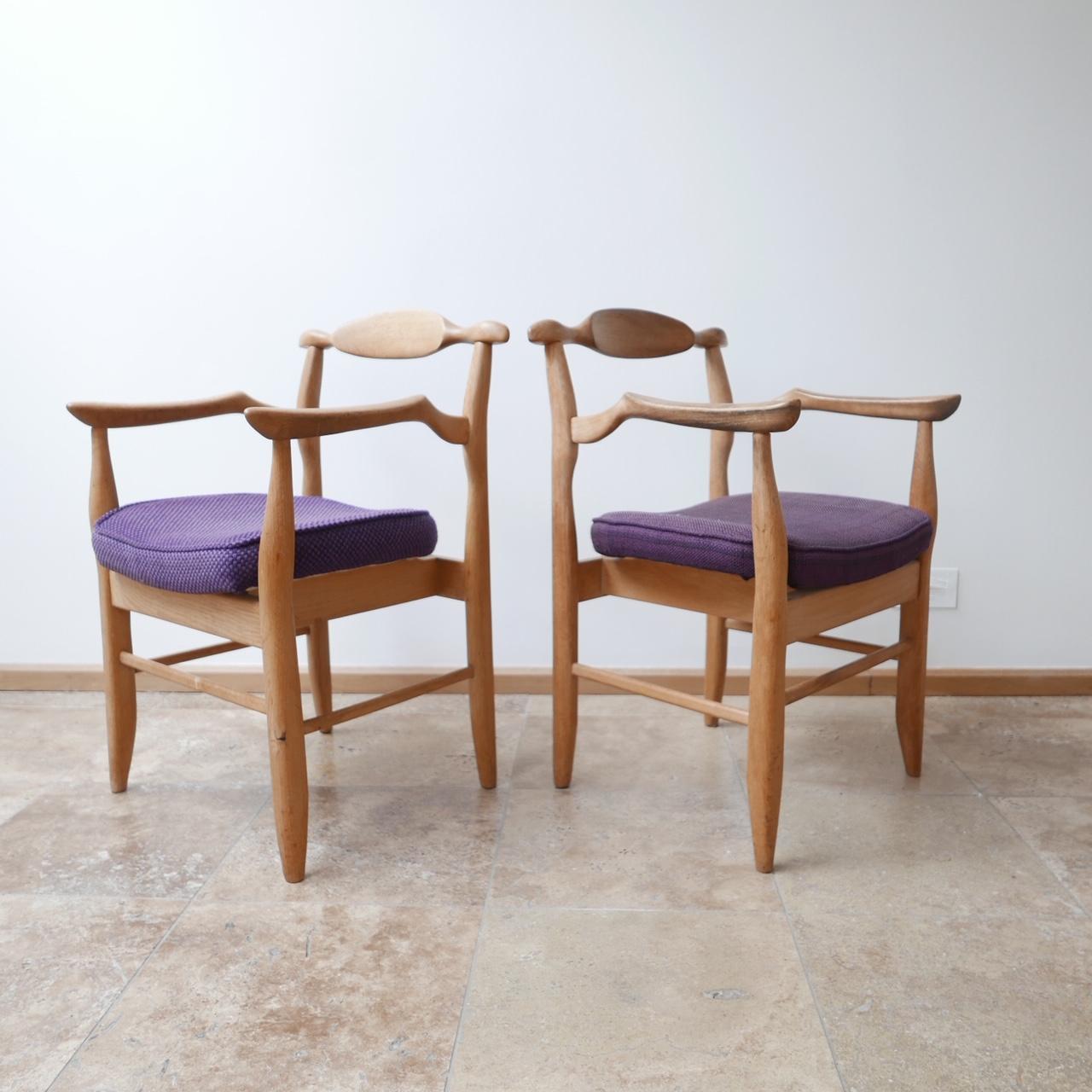 French Midcentury Blonde Oak Guillerme et Chambron 'Fumay' Bridge Chairs, Pair 5