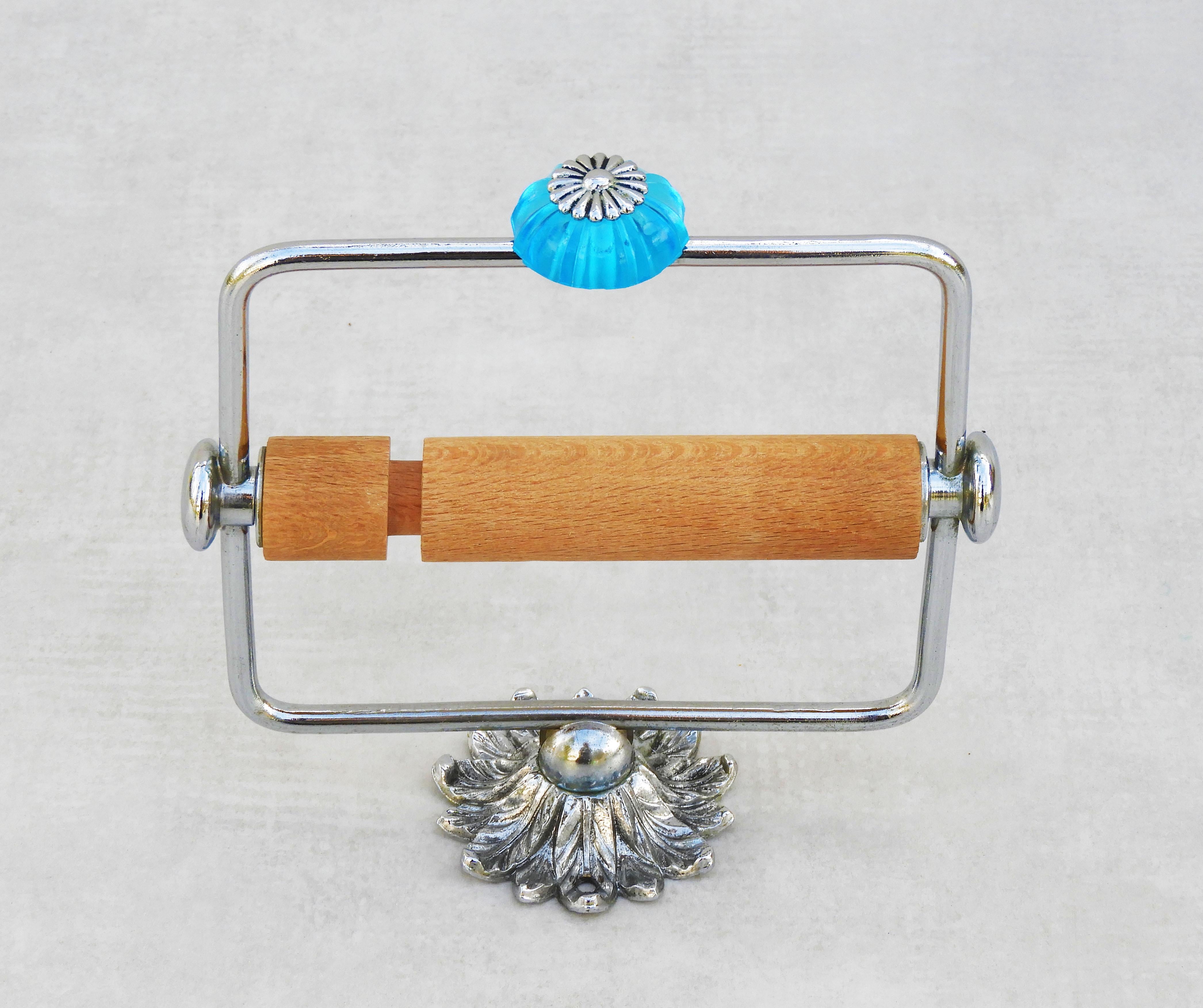 Charming French mid-century toilet paper holder in chrome with blue-faceted glass and daisy flower detailing.   Well-made, good-quality hooks in great vintage condition with only light wear commensurate with age and use and no losses to glass. Part