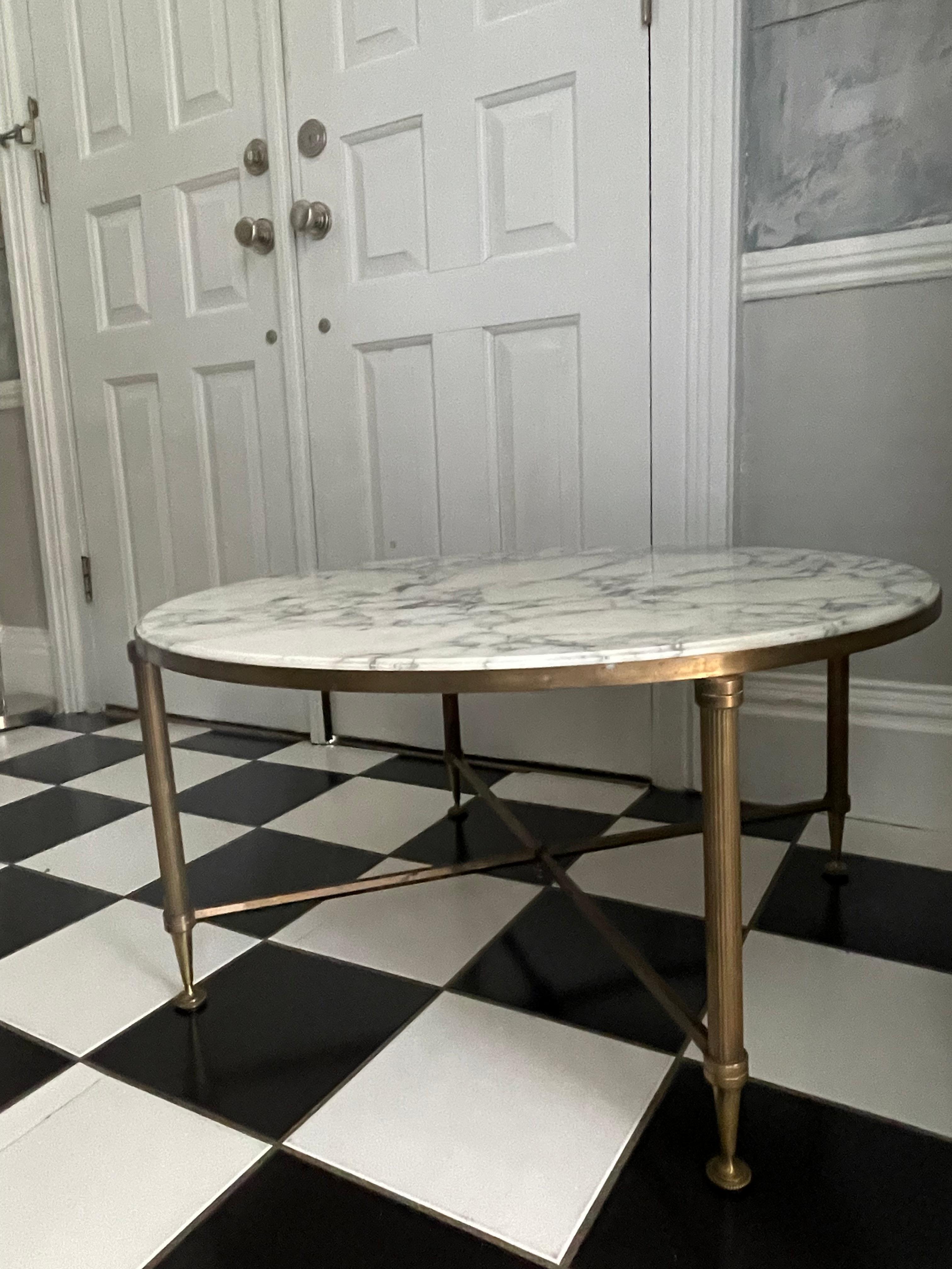 This little beauty is perfect in nearly all settings and will give you a sleek and subtly-glamorous focal point in front of your sofa. Made of brass and with reeded legs and its original marble top, it dates to the 1960s and is in very good vintage