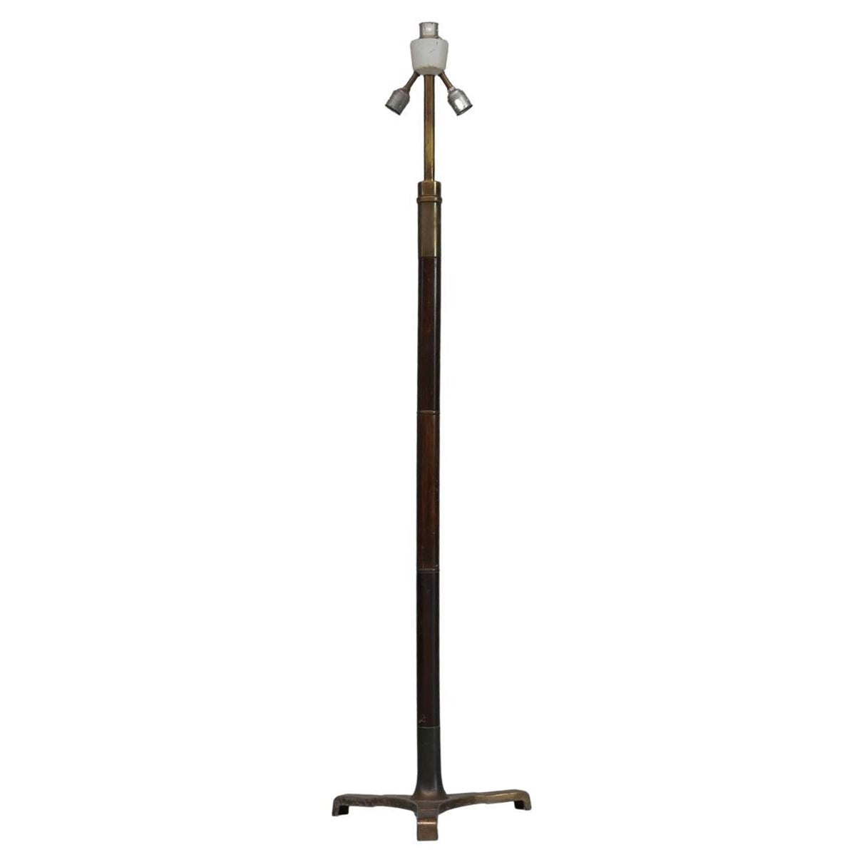 Lampadaire français en bois et laiton du milieu du siècle dernier en vente