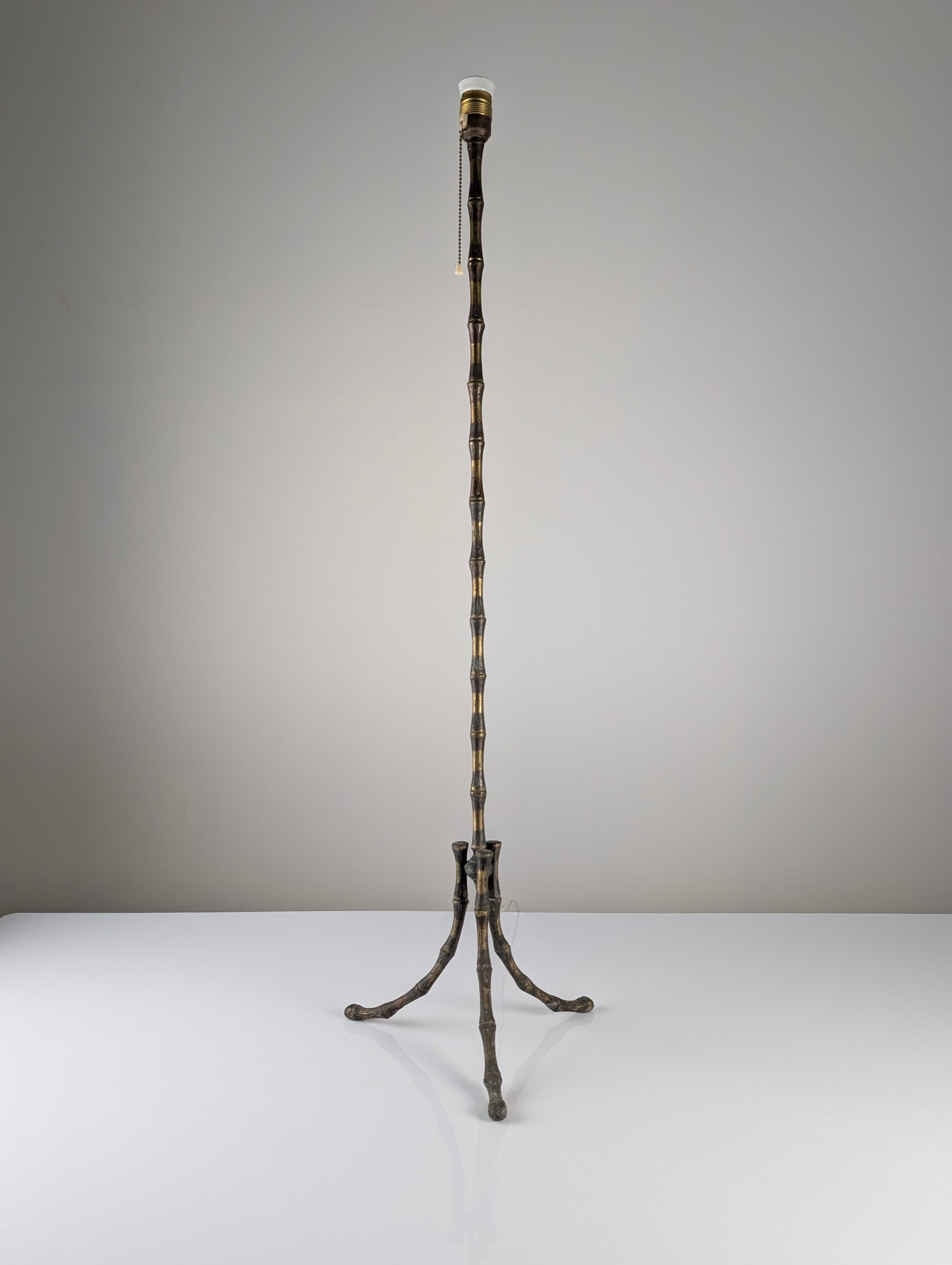 Elegante lampada da terra francese di metà secolo che incarna il sublime stile francese della Maison Baguès. Realizzato in bronzo con un delicato design a forma di bambù, questo pezzo cattura un'essenza naturale combinata con un design strutturale