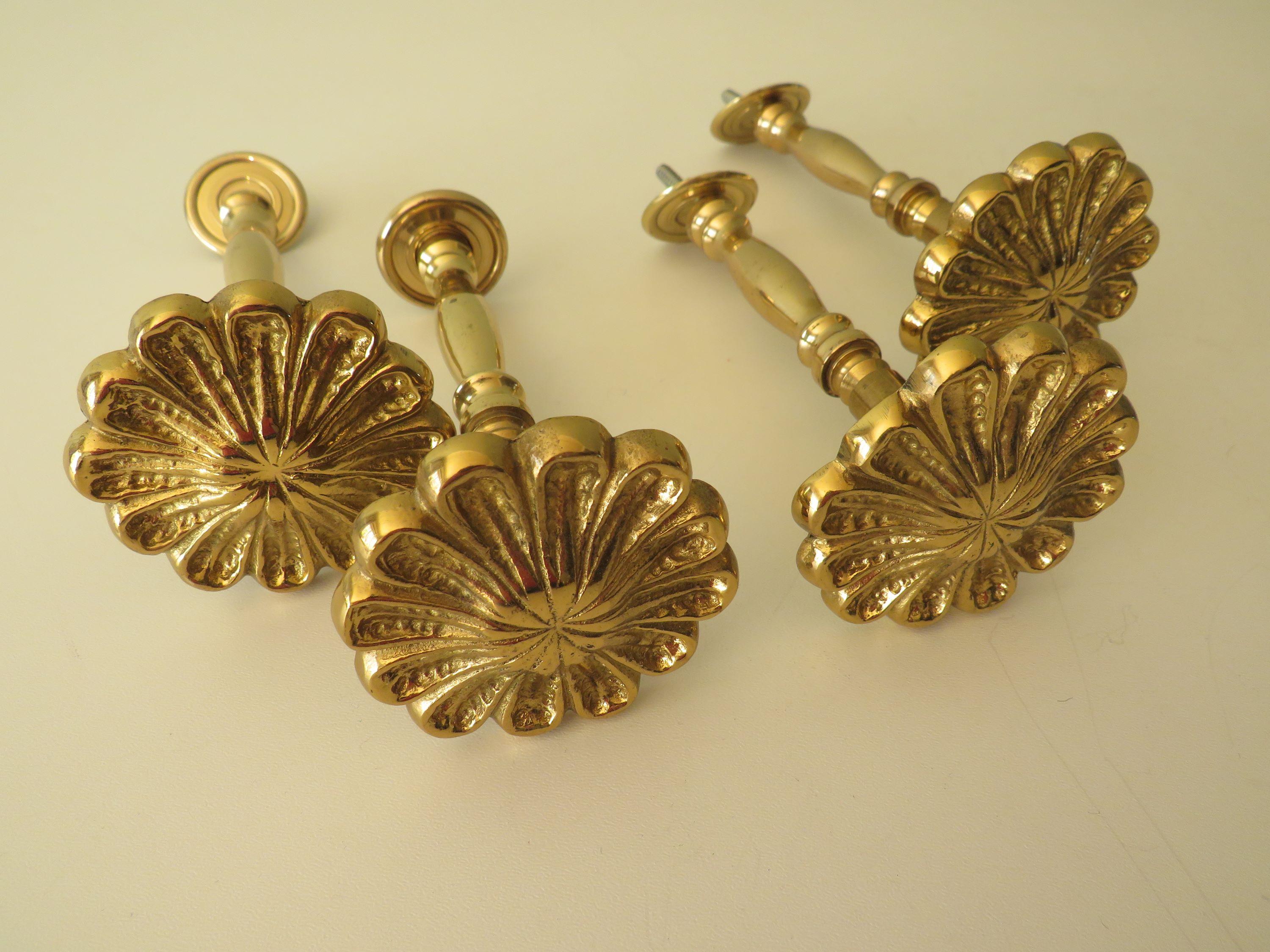 Set of 4 identical mid century curtain holders.
Length from cover plate to rosette: 14 cm.
