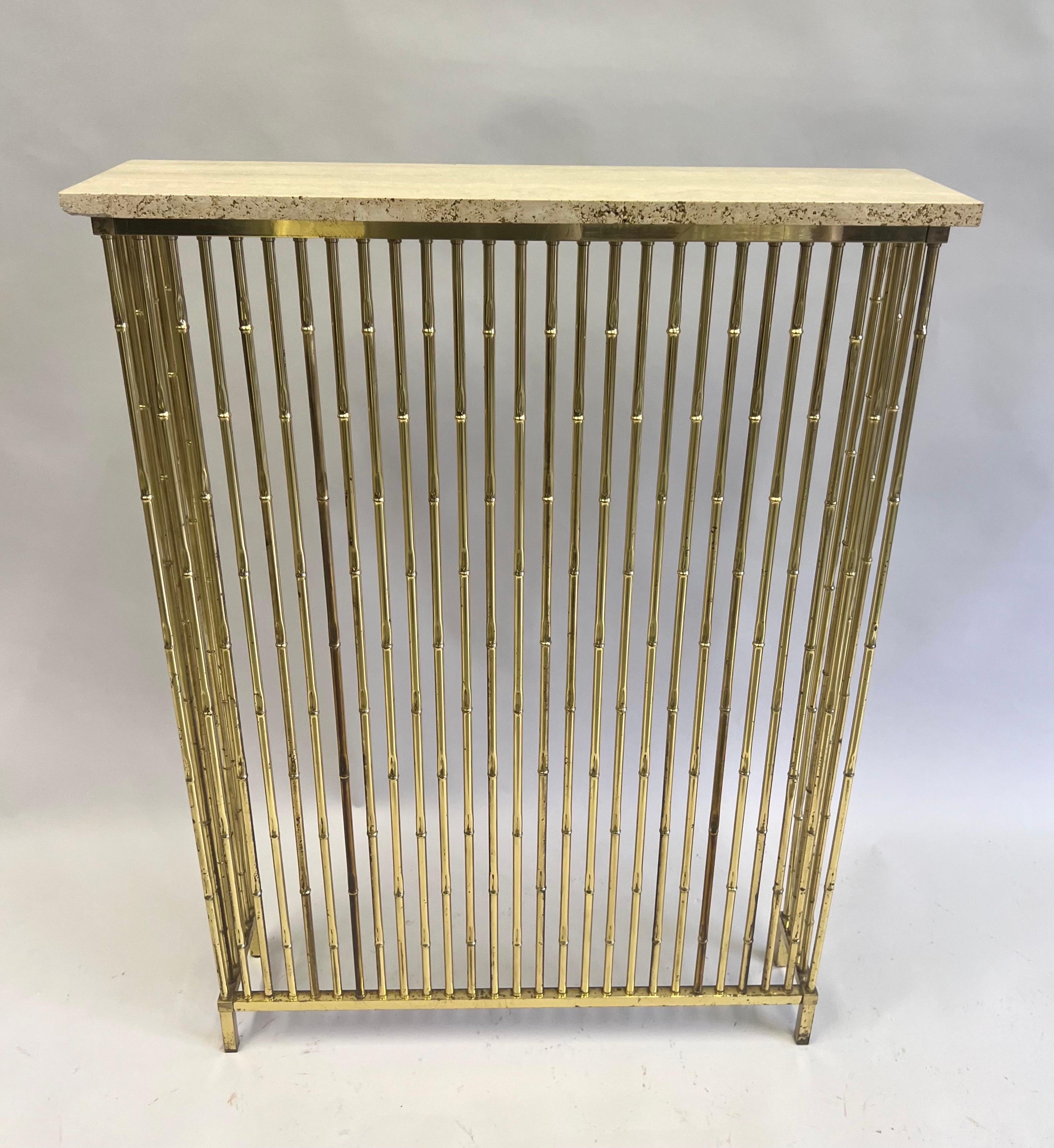 Eleganza della consolle neoclassica francese della metà del secolo scorso in finto bambù e travertino della Maison Bagues, 1960-1970 circa. Il pezzo è sublimemente francese e utilizza una forma moderna e spoglia, mescolandola con un romantico bambù