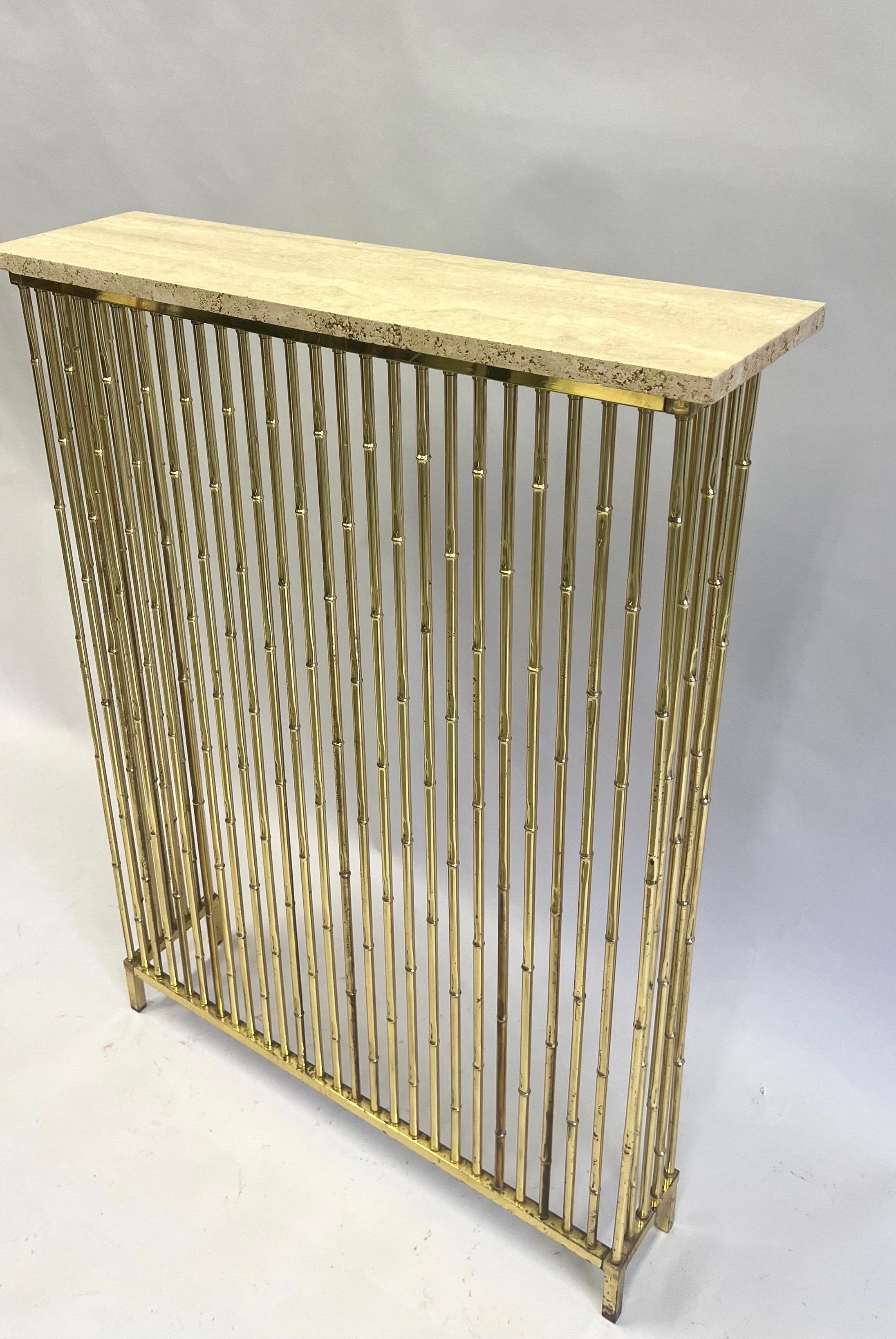 Mid-Century moderno Console francese di metà secolo in ottone, finto bambù e travertino di Maison Bagues in vendita