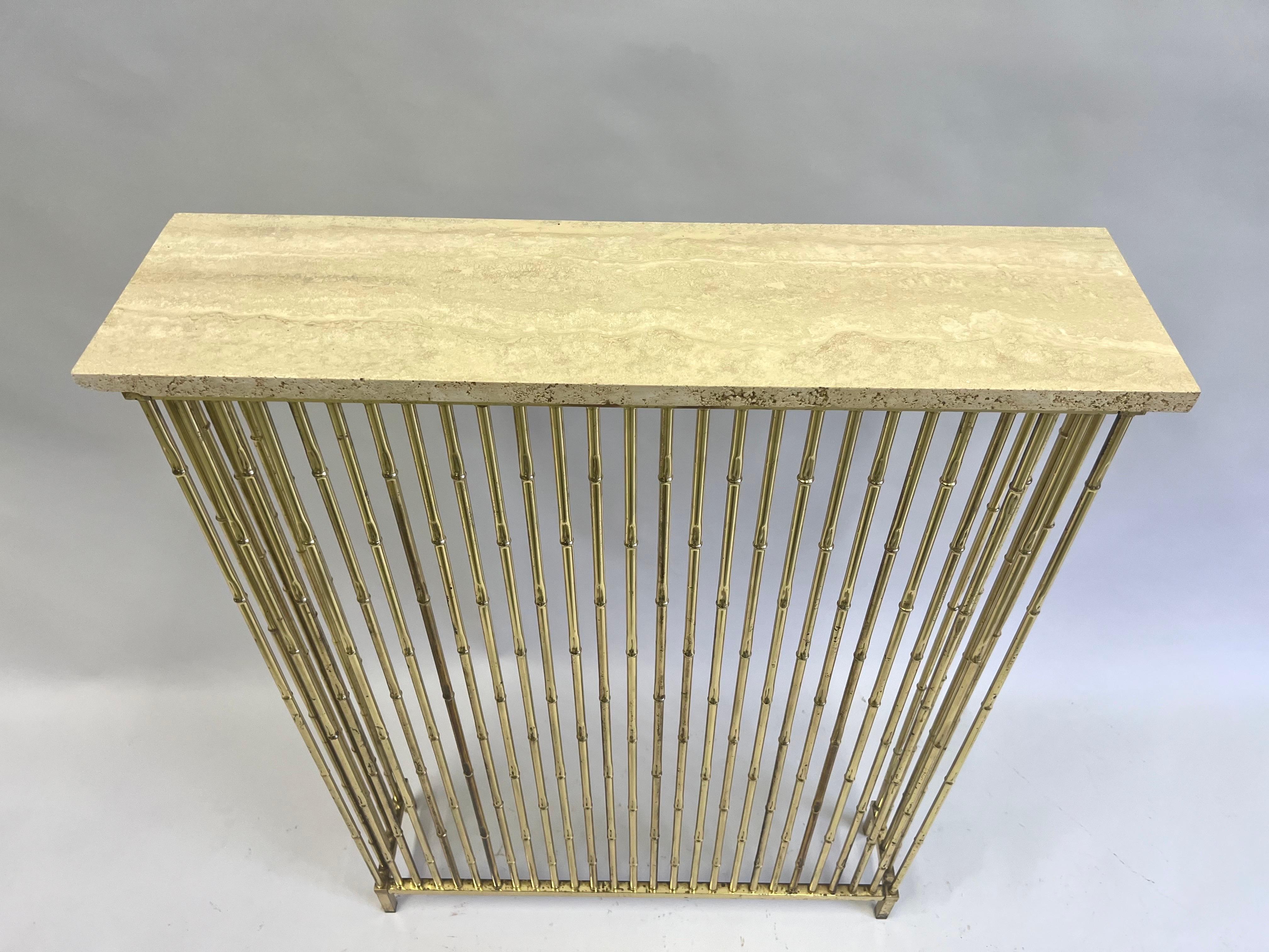 Francese Console francese di metà secolo in ottone, finto bambù e travertino di Maison Bagues in vendita