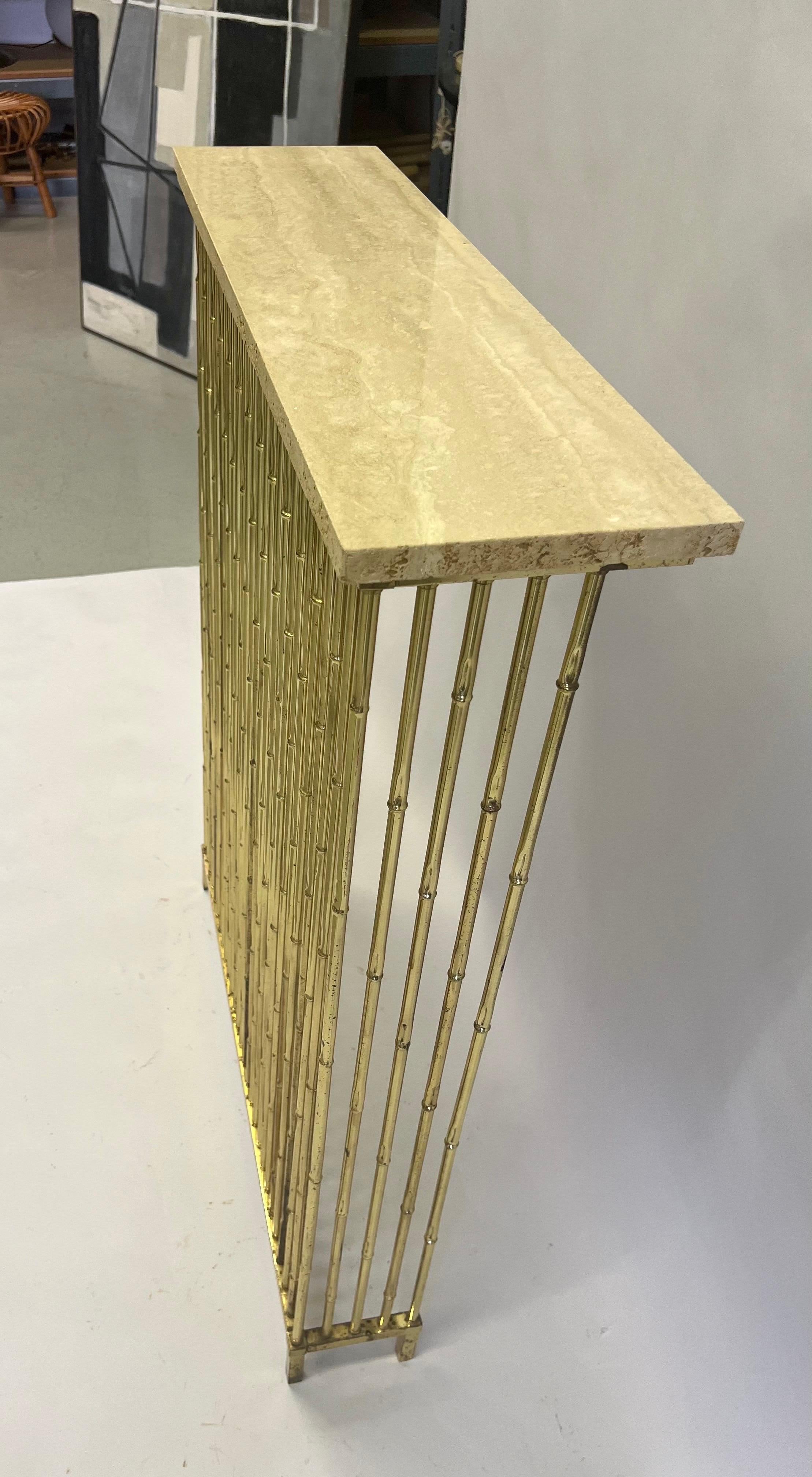 Console francese di metà secolo in ottone, finto bambù e travertino di Maison Bagues In condizioni buone in vendita a New York, NY