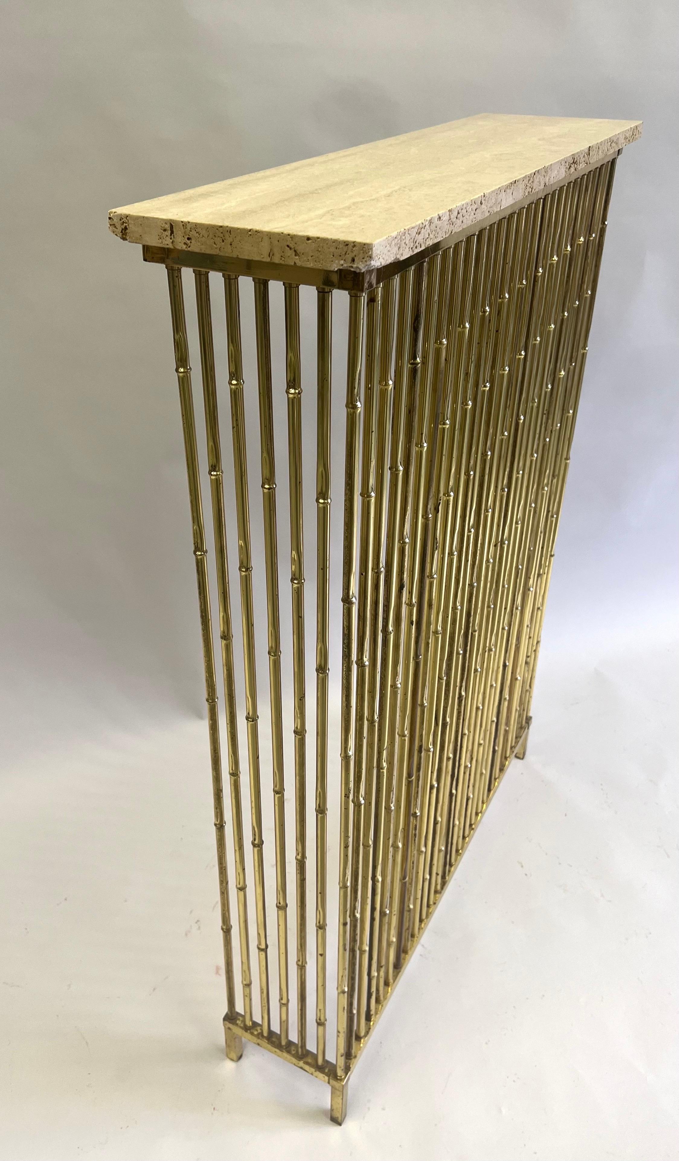 Ottone Console francese di metà secolo in ottone, finto bambù e travertino di Maison Bagues in vendita