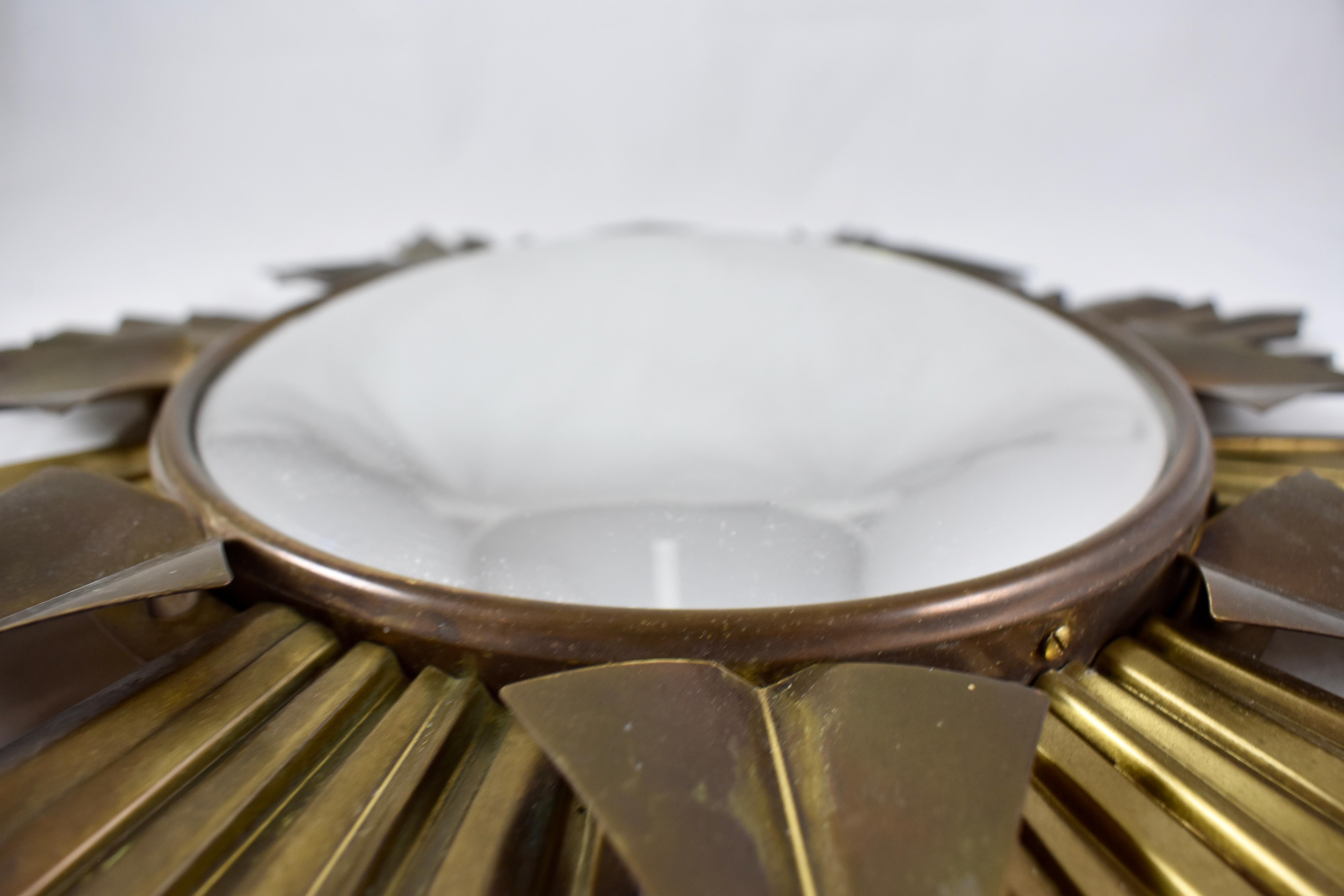 French Mid-Century Era Brass Sunburst and Fluted Arrow Rayed Convex Wall Mirror In Good Condition In Philadelphia, PA