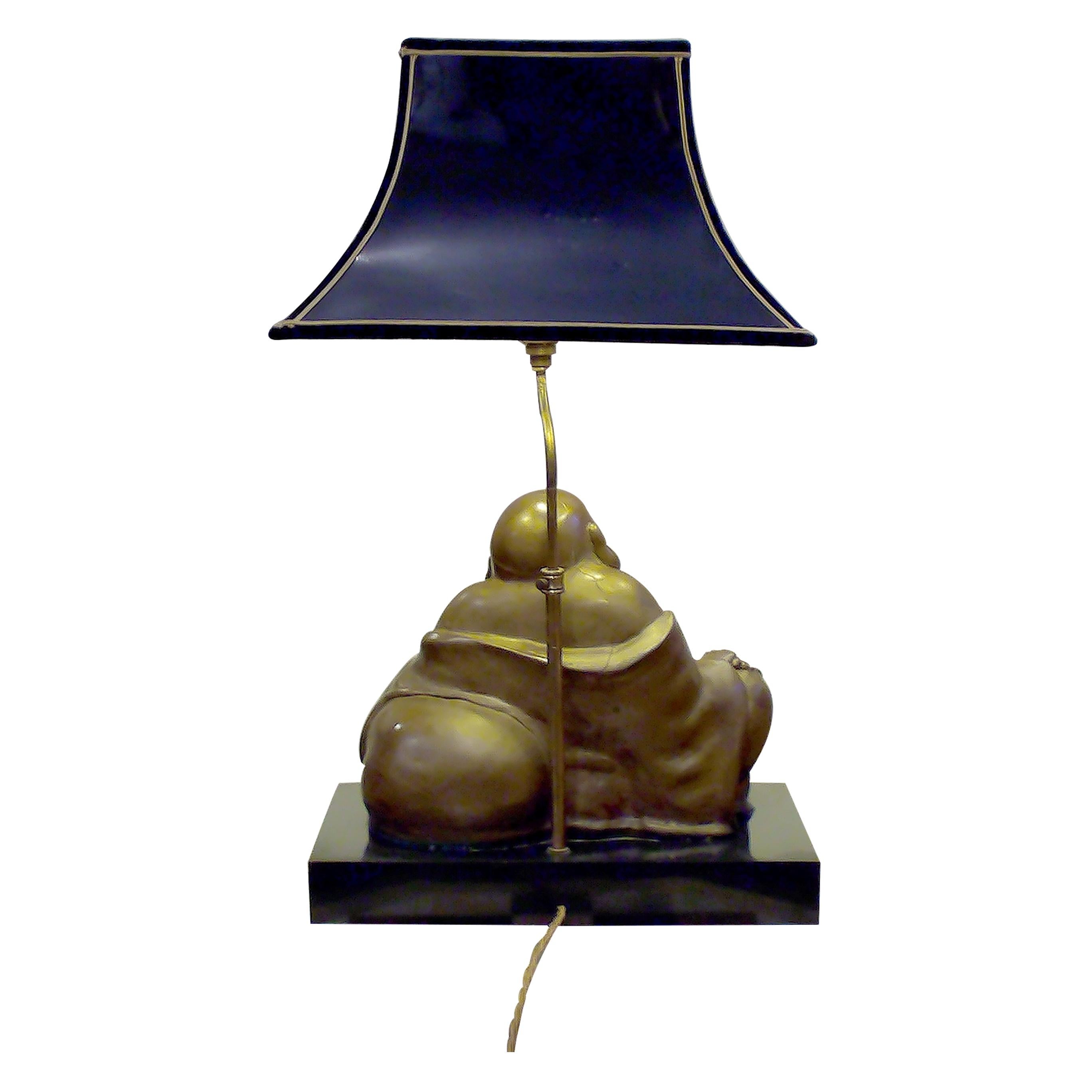 Hollywood Regency Lampe de table Bouddha en bronze du milieu du siècle dernier avec abat-jour pagode en vente