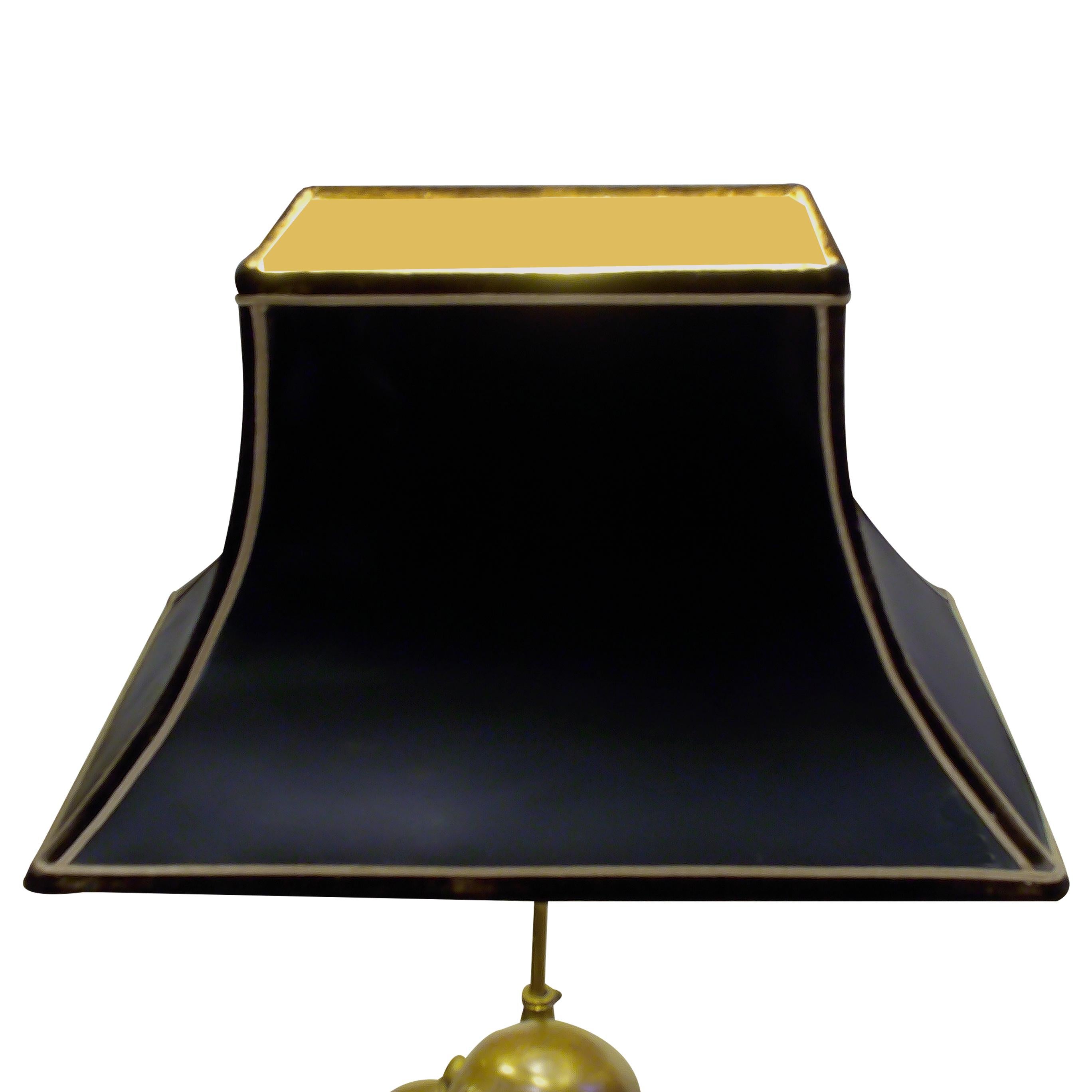 Lampe de table Bouddha en bronze du milieu du siècle dernier avec abat-jour pagode Bon état - En vente à London, GB
