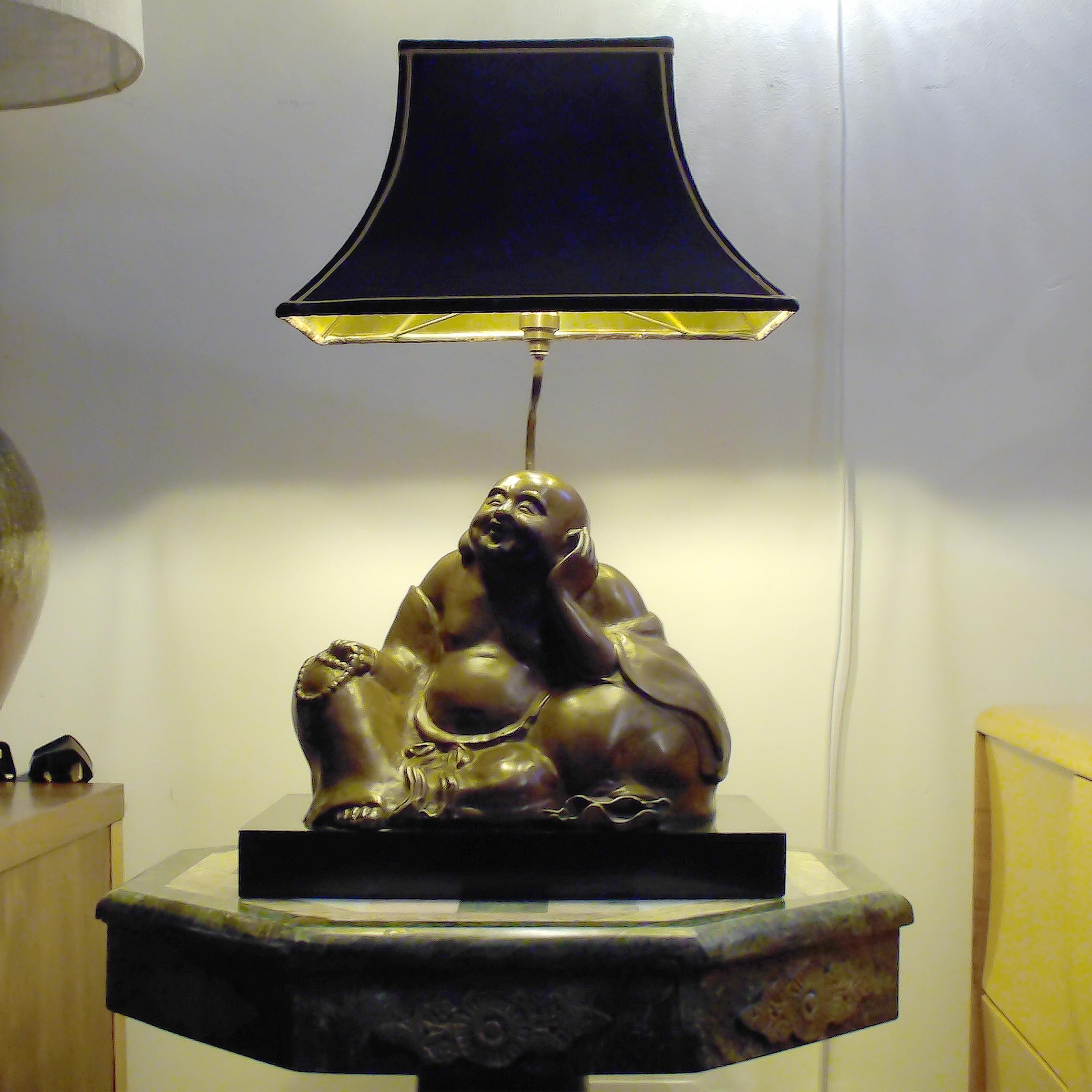Milieu du XXe siècle Lampe de table Bouddha en bronze du milieu du siècle dernier avec abat-jour pagode en vente