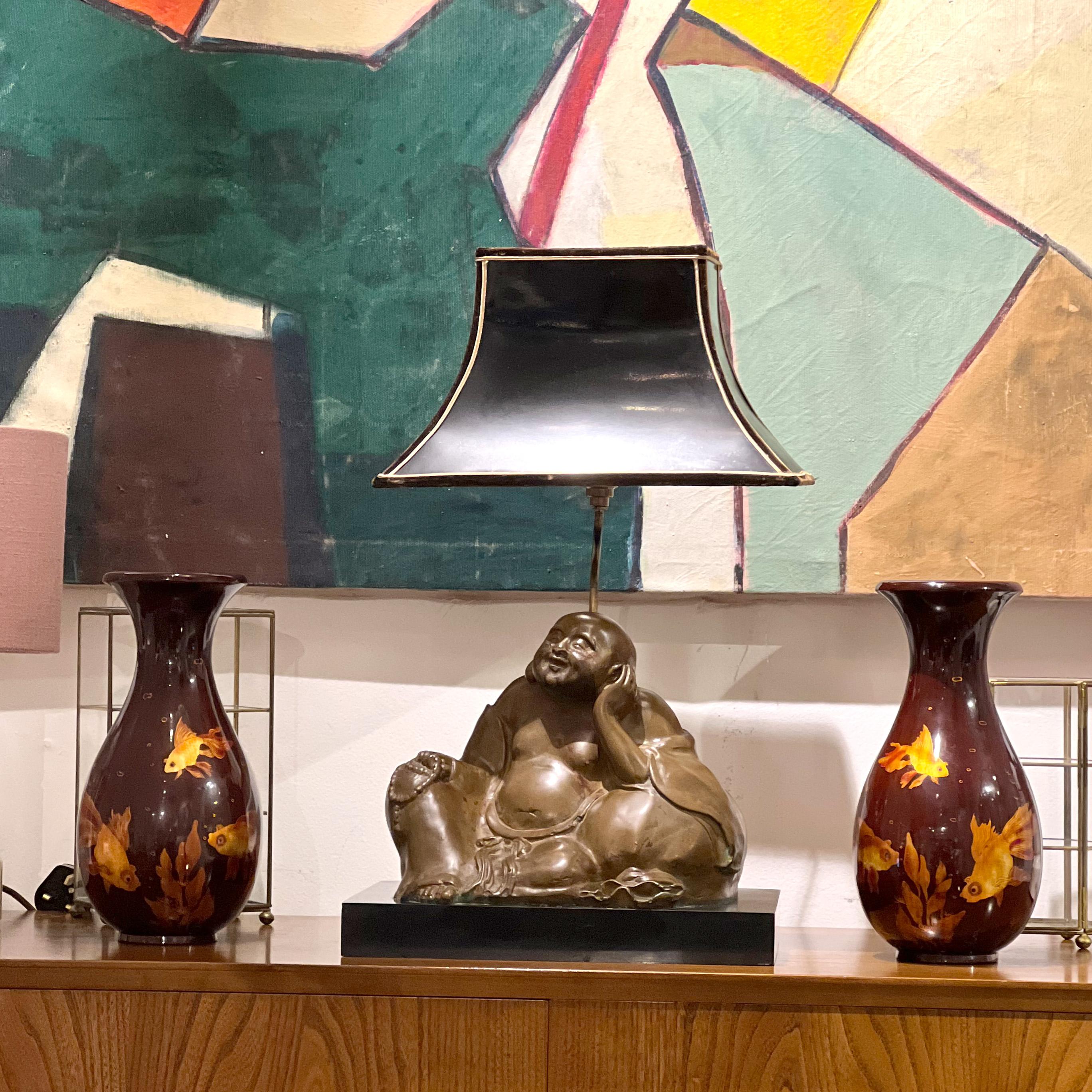 Bronze Lampe de table Bouddha en bronze du milieu du siècle dernier avec abat-jour pagode en vente