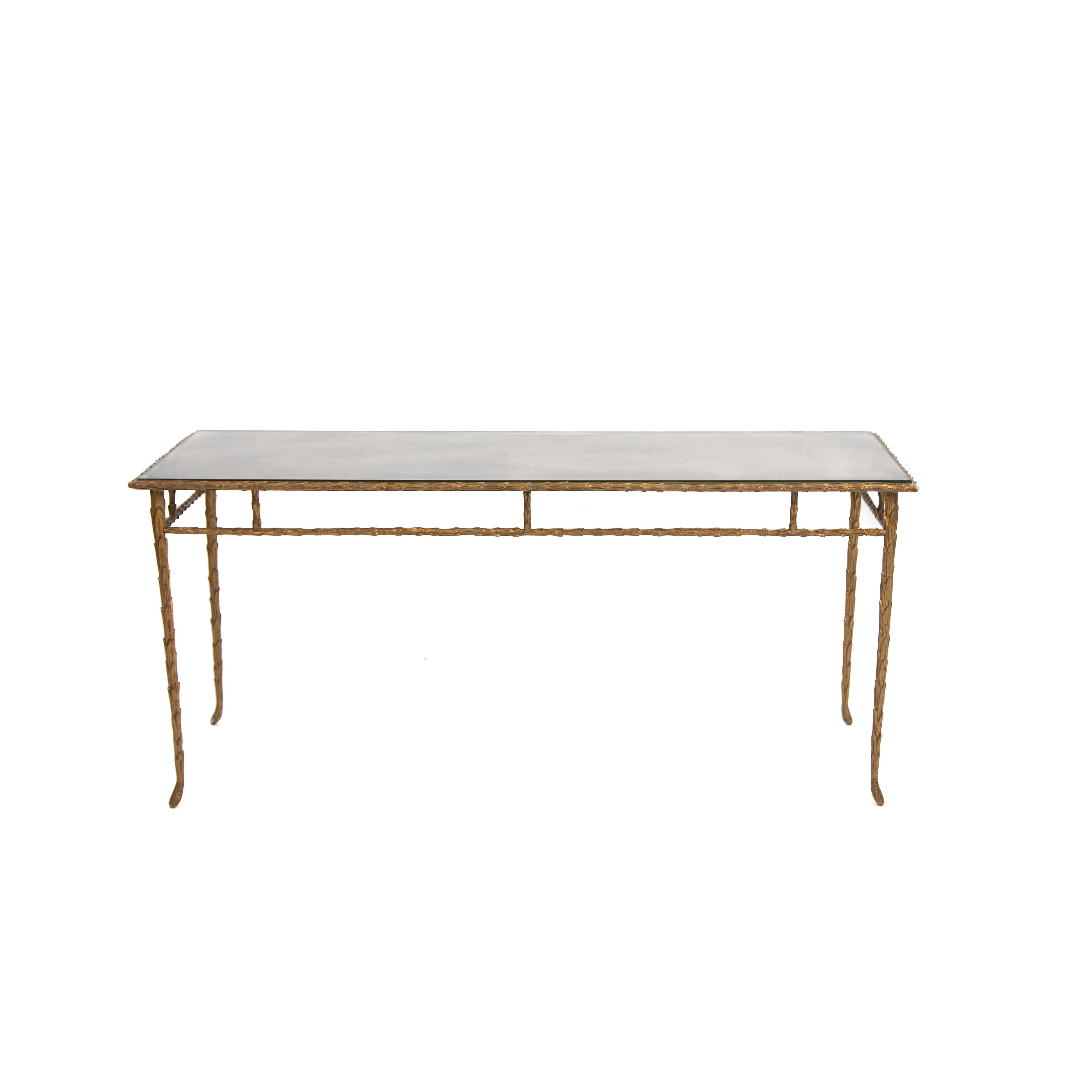 Französischer Sofatisch aus Bronze im Palmenblatt-Design von Maison Charles, 1960er Jahre.

Dieser Couchtisch aus feuervergoldeter Bronze zeigt rundherum einen sehr feinen Fries aus Palmenblättern.
Seine Besonderheit ist der doppelte Fries, der ihn