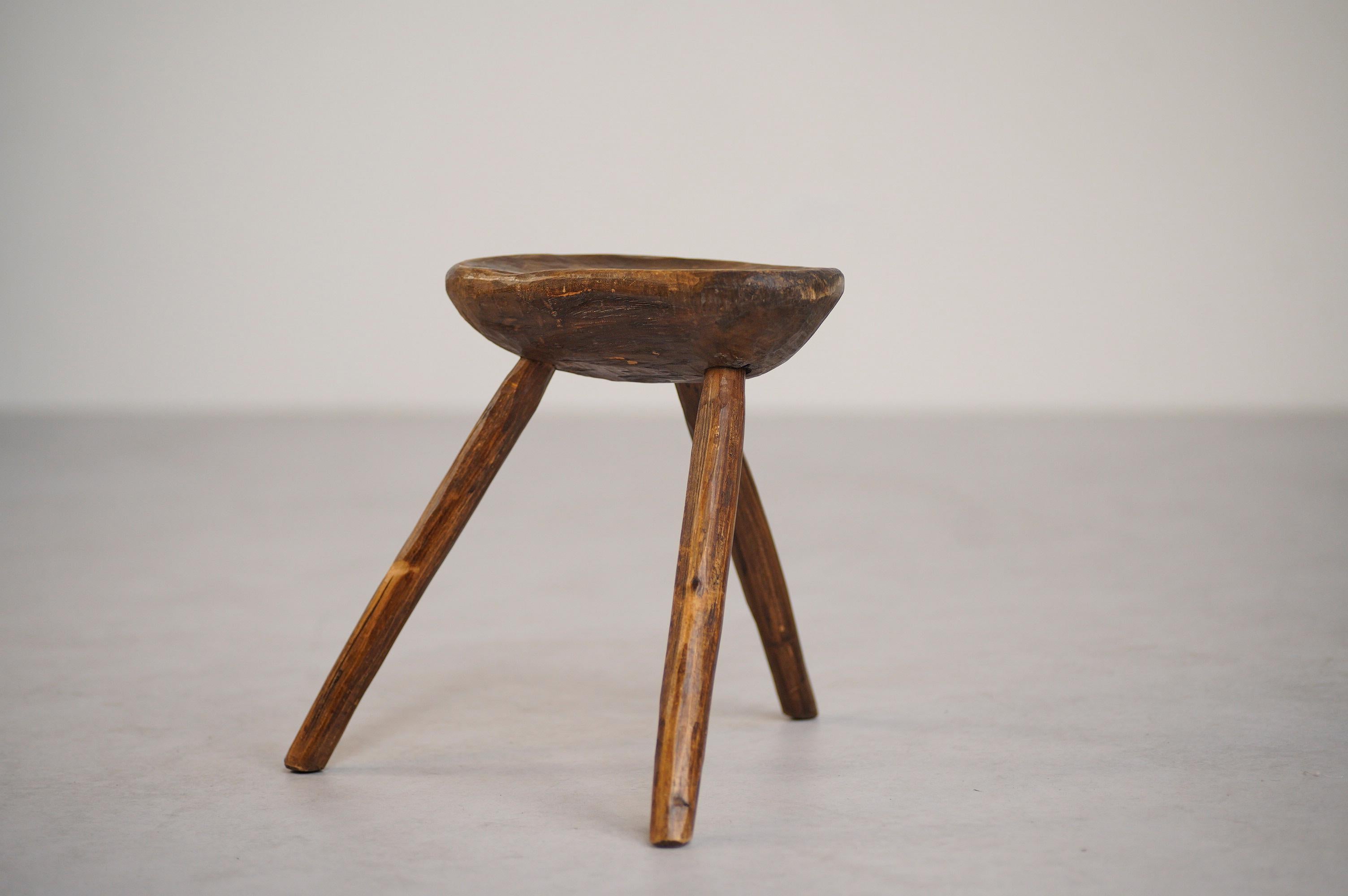 Hier haben wir einen schönen primitiven, brutalistischen Hocker,  handgeschnitzt und handgefertigt in Frankreich in der Mitte des zwanzigsten Jahrhunderts. Er hat eine tiefe Farbe, mit einer sichtbaren Rostlinie auf dem Sitz, wie auf dem letzten