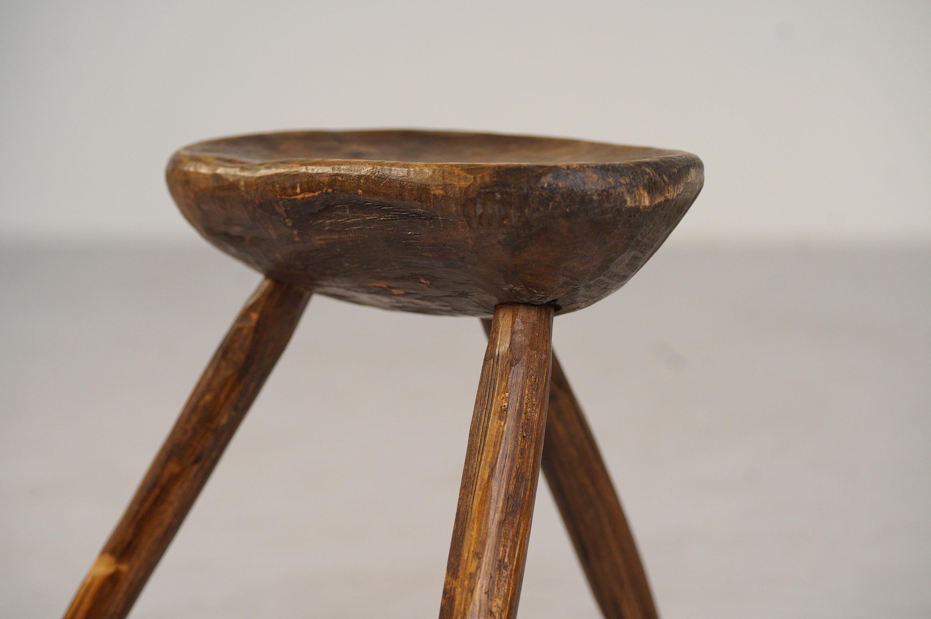 Französisch Mid Century Brutalist Tripod Folk Hocker (Handgeschnitzt) im Angebot