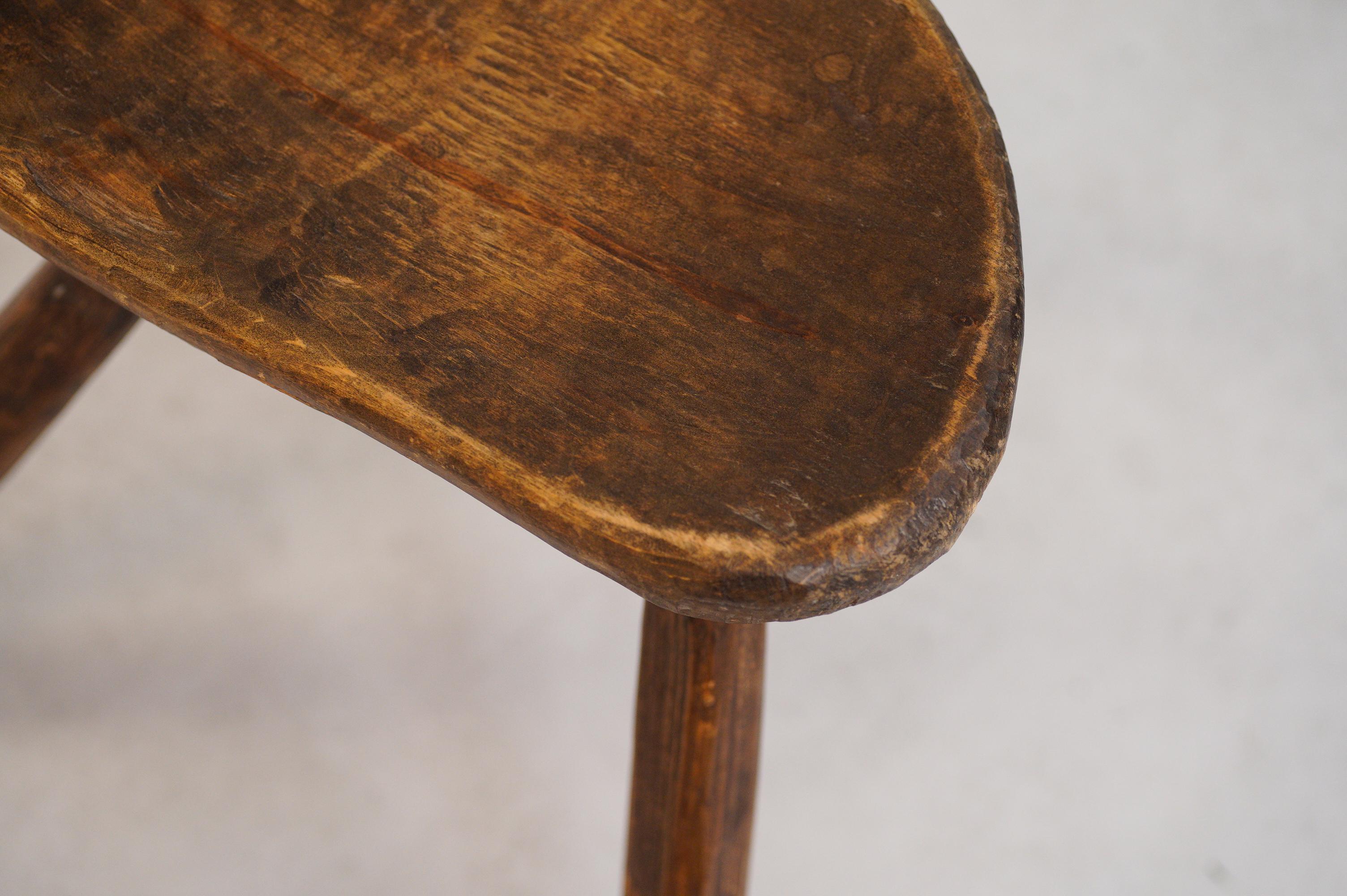 Französisch Mid Century Brutalist Tripod Folk Hocker im Zustand „Gut“ im Angebot in BRIGHTON, AU