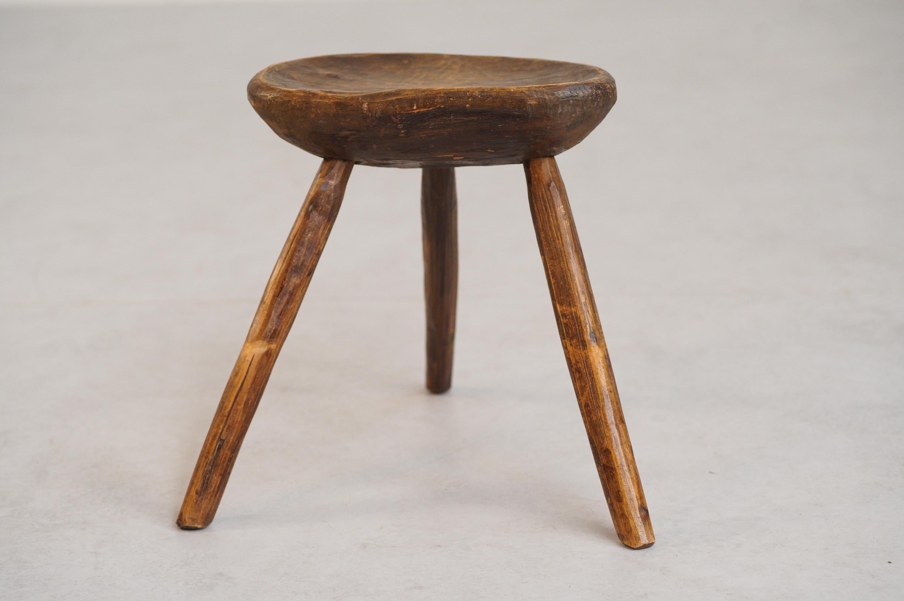 Französisch Mid Century Brutalist Tripod Folk Hocker (Mitte des 20. Jahrhunderts) im Angebot