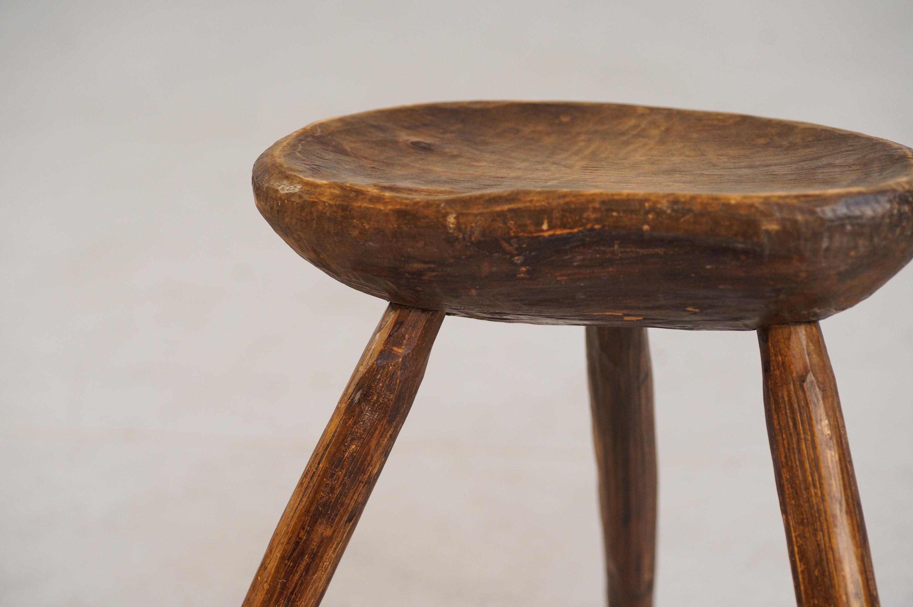 Französisch Mid Century Brutalist Tripod Folk Hocker (Holz) im Angebot