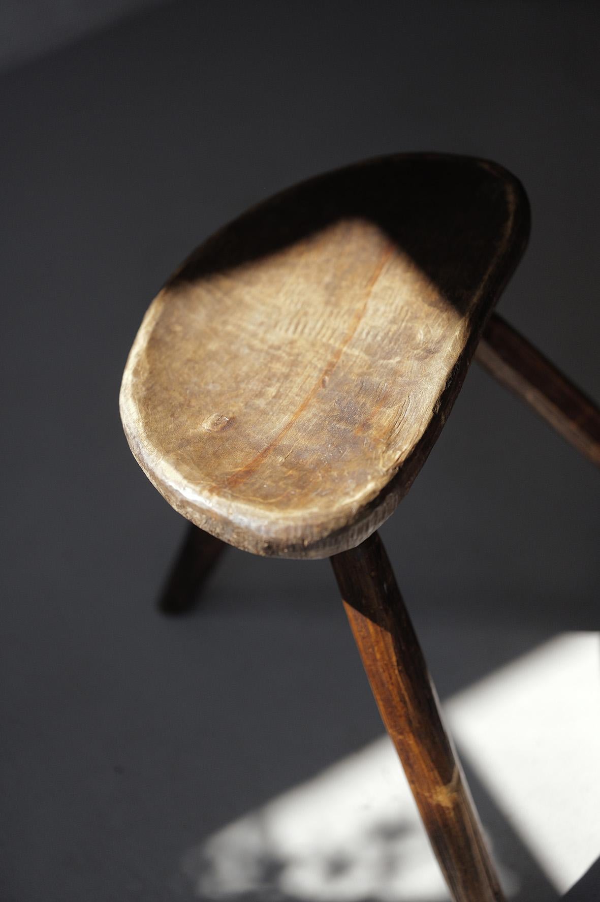 Französisch Mid Century Brutalist Tripod Folk Hocker im Angebot 1