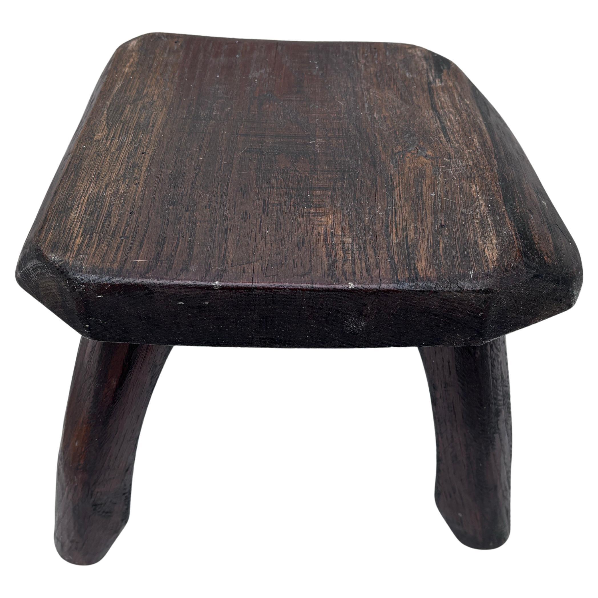 Mid-Century moderno Sgabello treppiede in legno brutalista francese di metà secolo in vendita