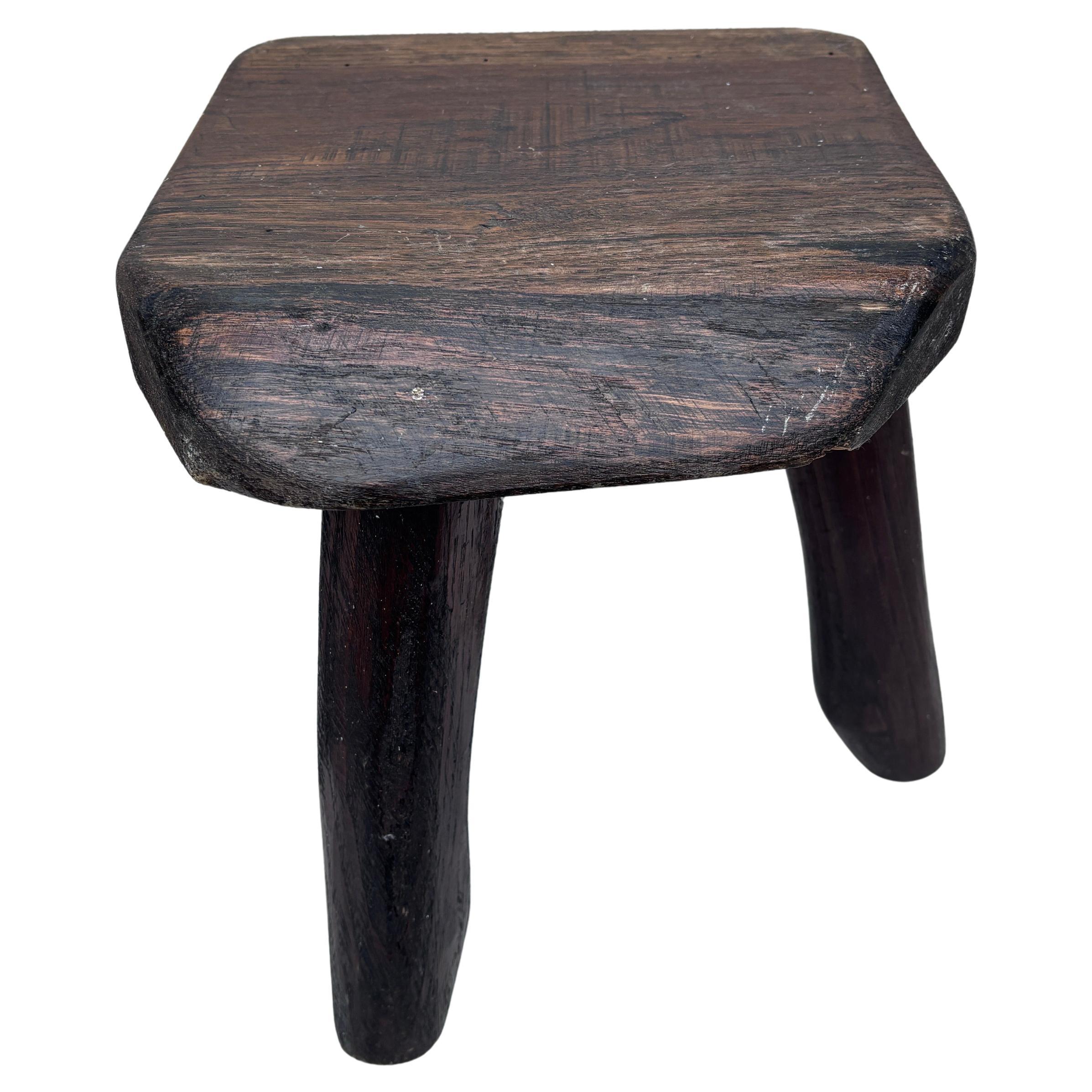 Francese Sgabello treppiede in legno brutalista francese di metà secolo in vendita