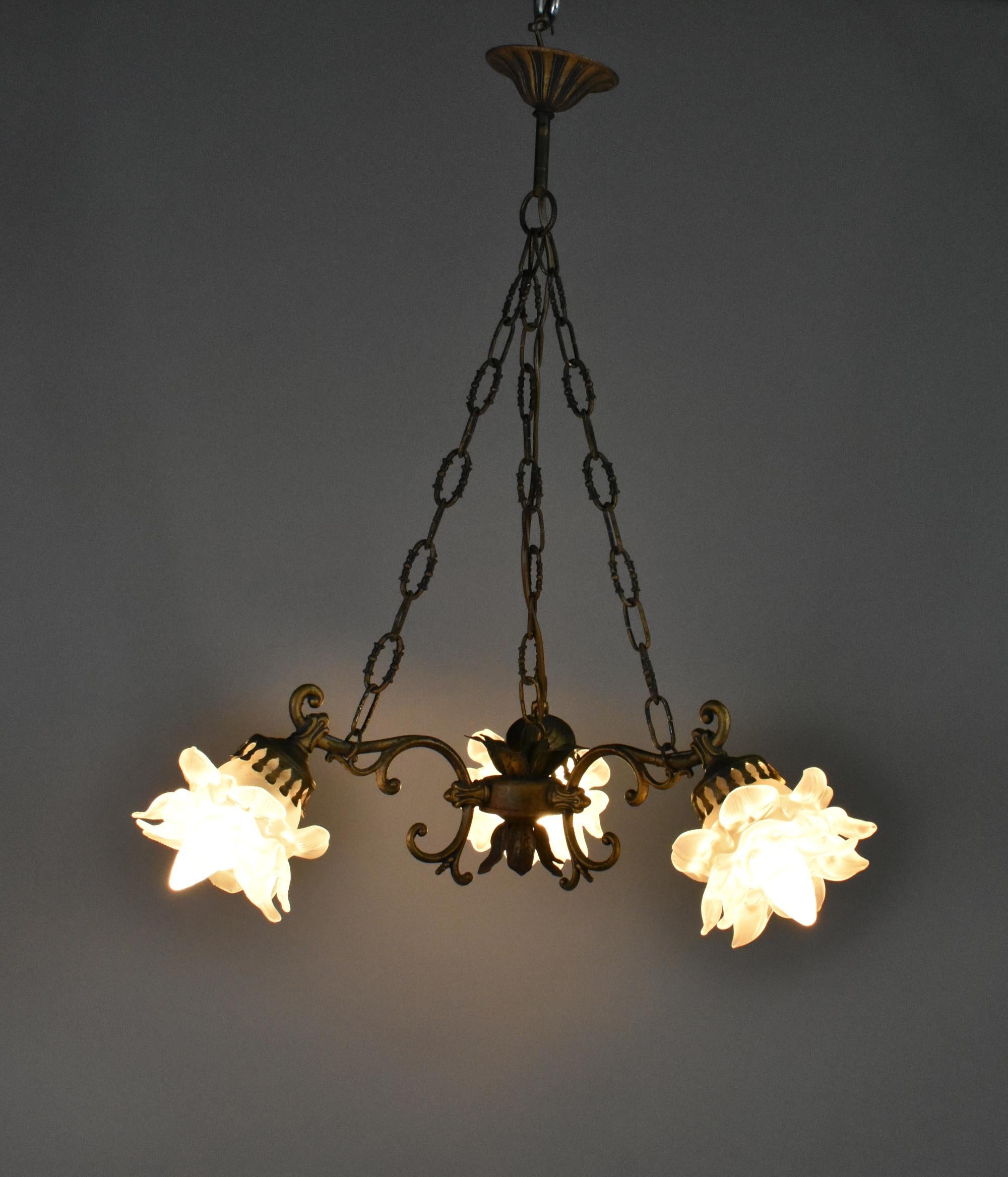French Mid Century Ceiling Light with Three Floral Shades In Good Condition For Sale In SAINTE-COLOMBE, FR