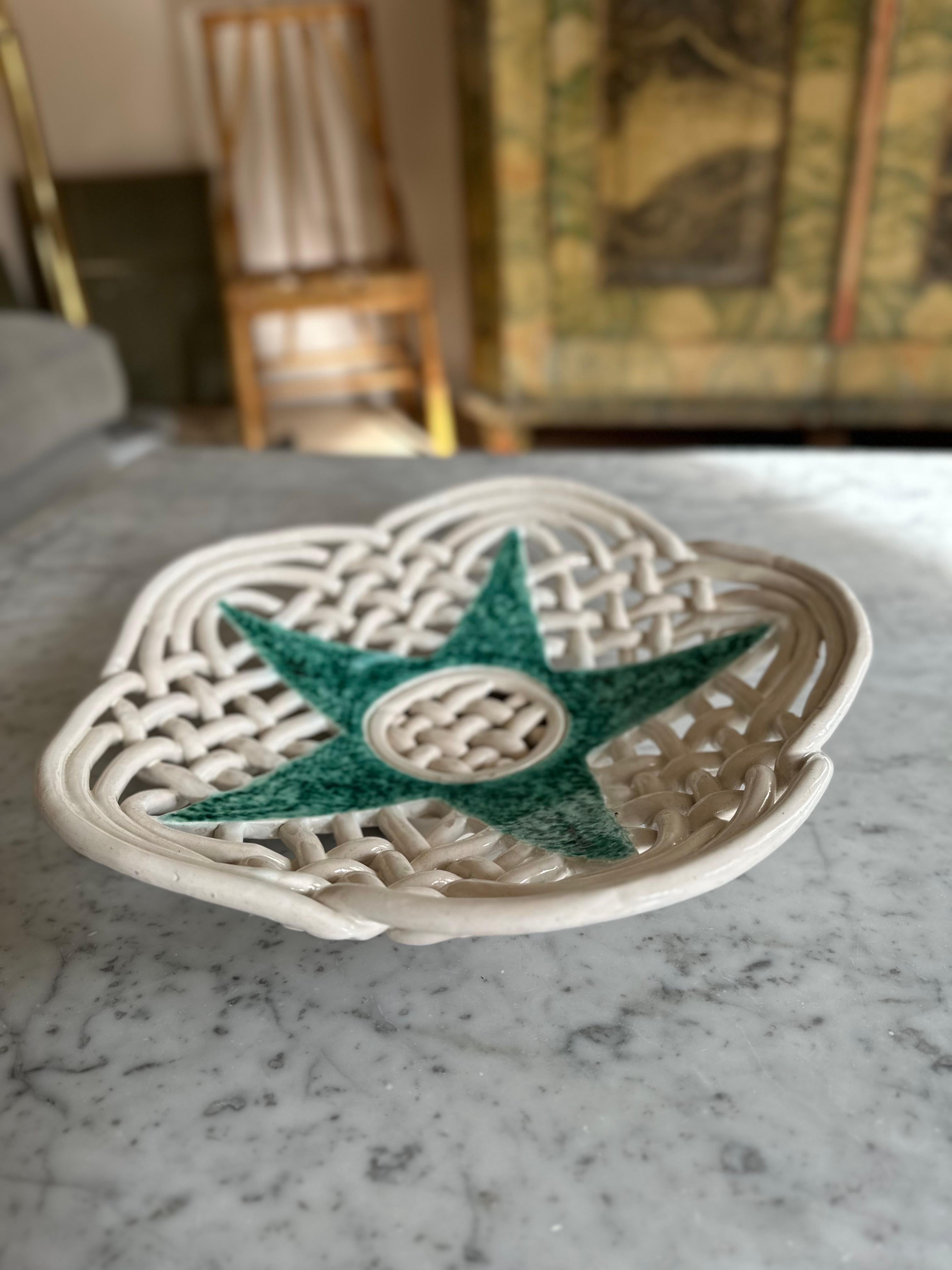 French mid-century ceramic bowl, colorful Cote d’Azur style In Excellent Condition For Sale In Hamburg, DE