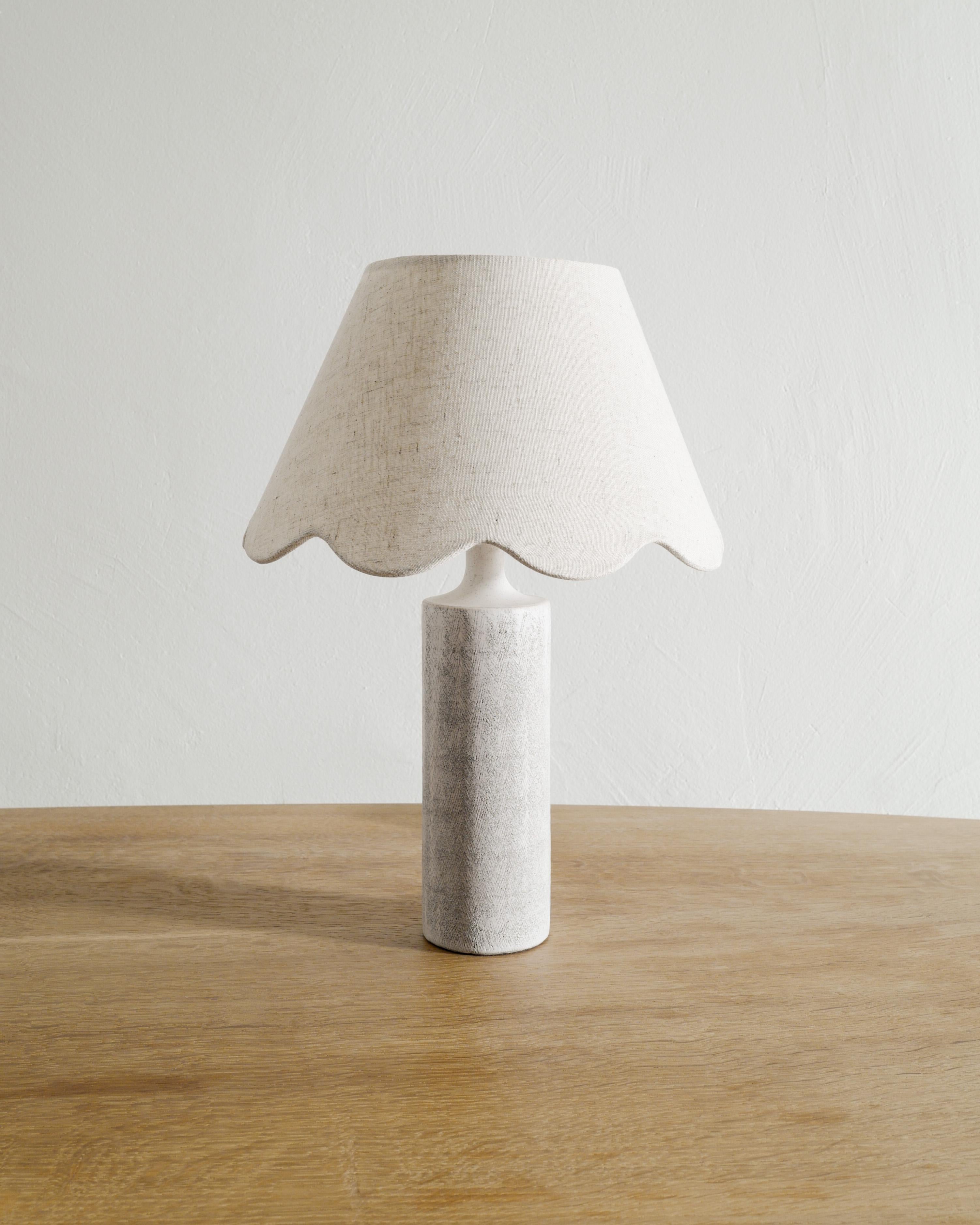 Sehr seltene französische Schreibtischlampe aus weißer Keramik/Steingut aus der Mitte des Jahrhunderts von Georges Jouve, hergestellt in Frankreich, 1950er Jahre. In gutem Originalzustand, vom Künstler signiert. Neuerer Farbton. 

Abmessungen: H: 41