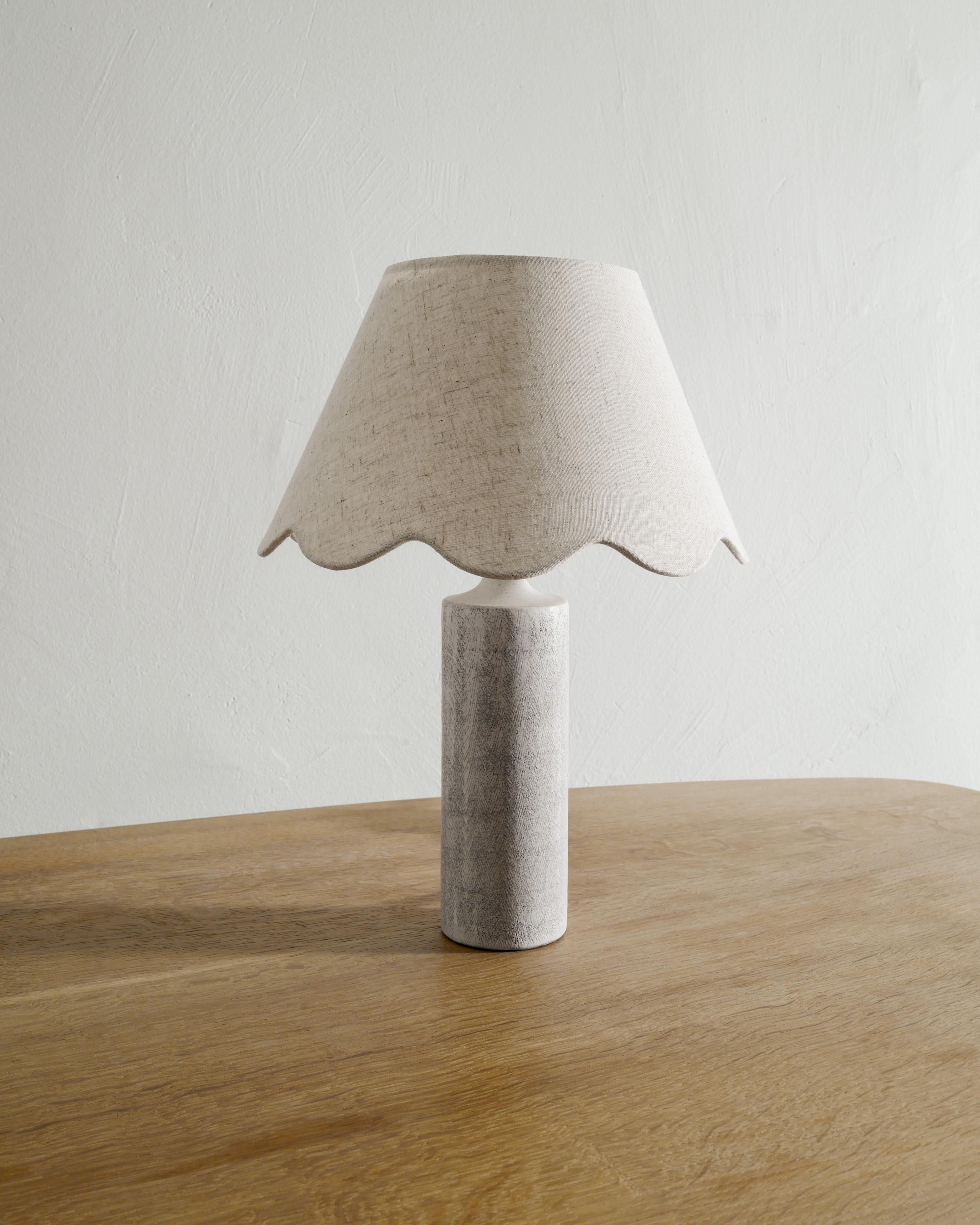 Französische Keramik-Tischlampe aus der Mitte des Jahrhunderts von Georges Jouve Hergestellt in Frankreich, 1950er Jahre (Moderne der Mitte des Jahrhunderts) im Angebot