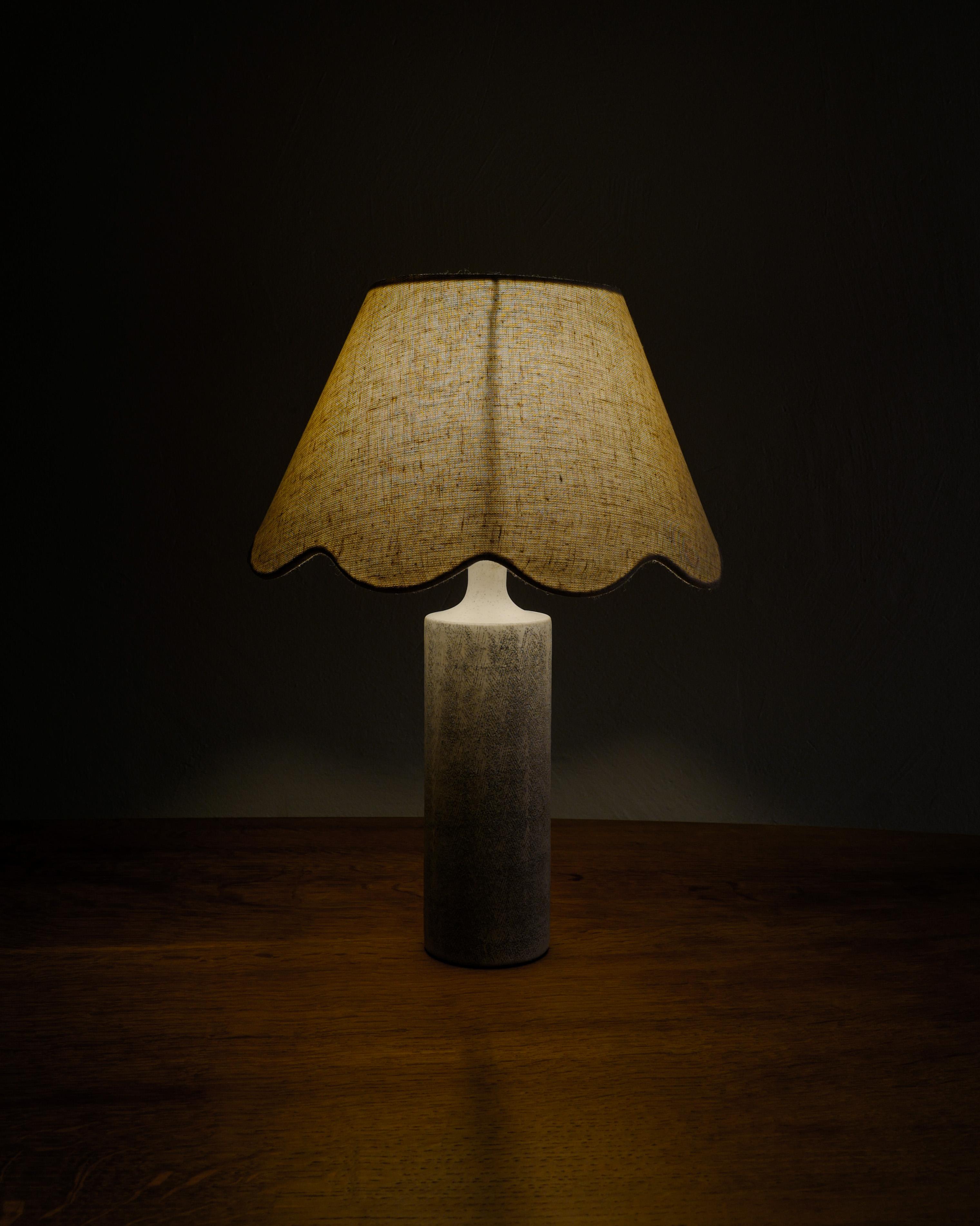 Französische Keramik-Tischlampe aus der Mitte des Jahrhunderts von Georges Jouve Hergestellt in Frankreich, 1950er Jahre im Zustand „Gut“ im Angebot in Stockholm, SE