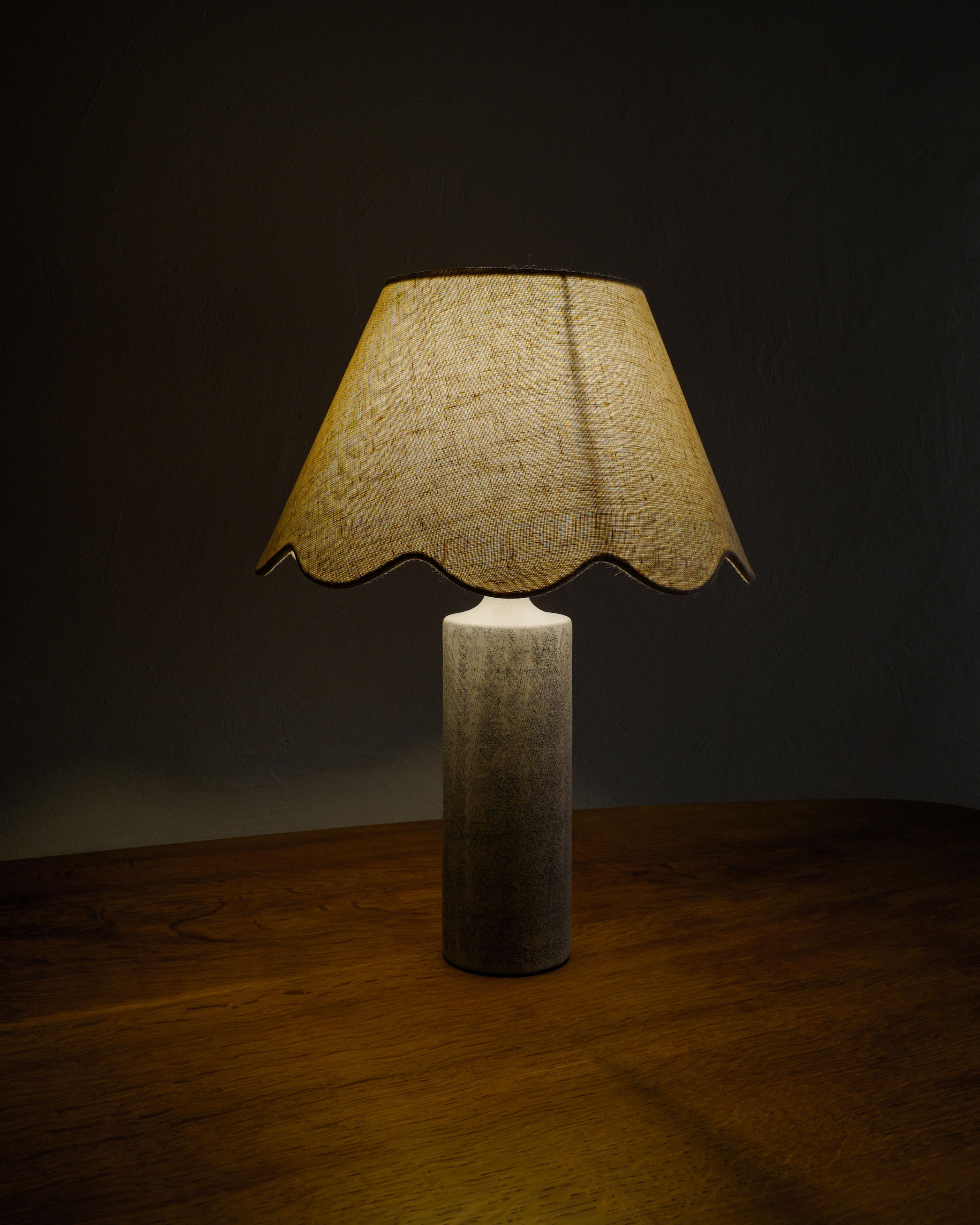 Französische Keramik-Tischlampe aus der Mitte des Jahrhunderts von Georges Jouve Hergestellt in Frankreich, 1950er Jahre (Mitte des 20. Jahrhunderts) im Angebot